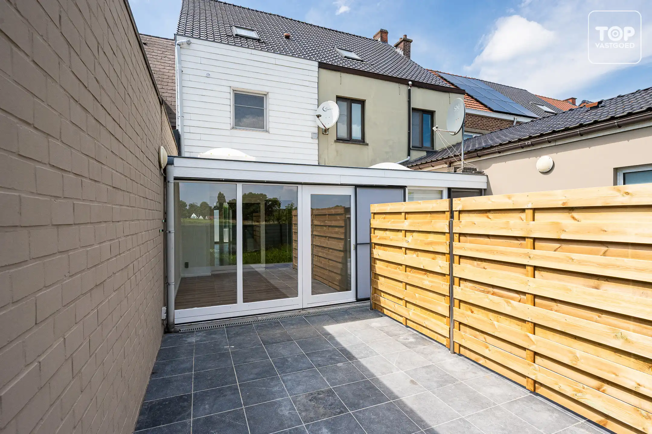 Instapklare woning met 3 slaapkamers en open zicht op de velden foto {{pictureIndex}}