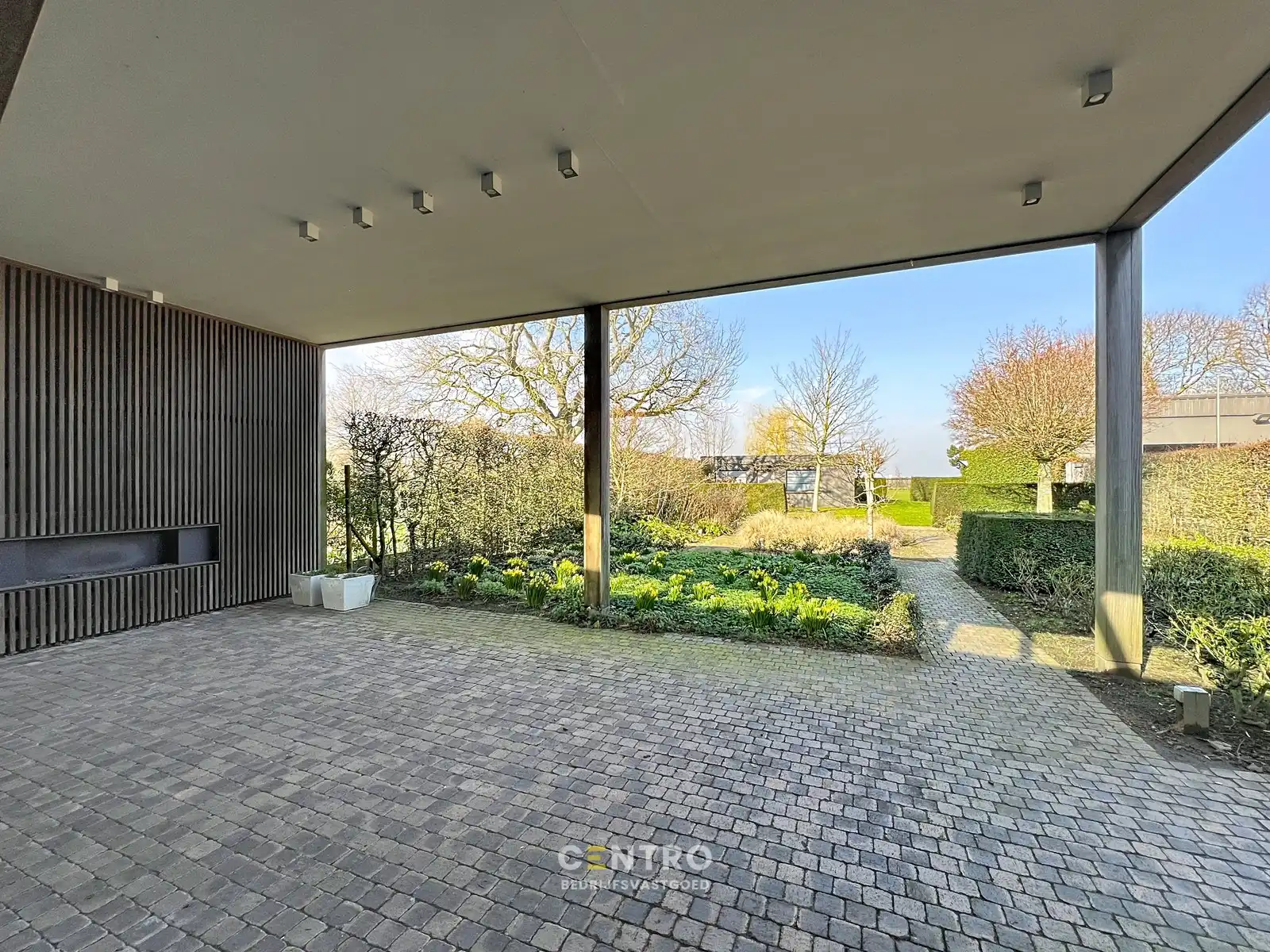 Veelzijdig handelspand met luxewoning, showroom met kantoor (kantoor, winkel, vrij beroep,...), magazijnen en garages. foto 6