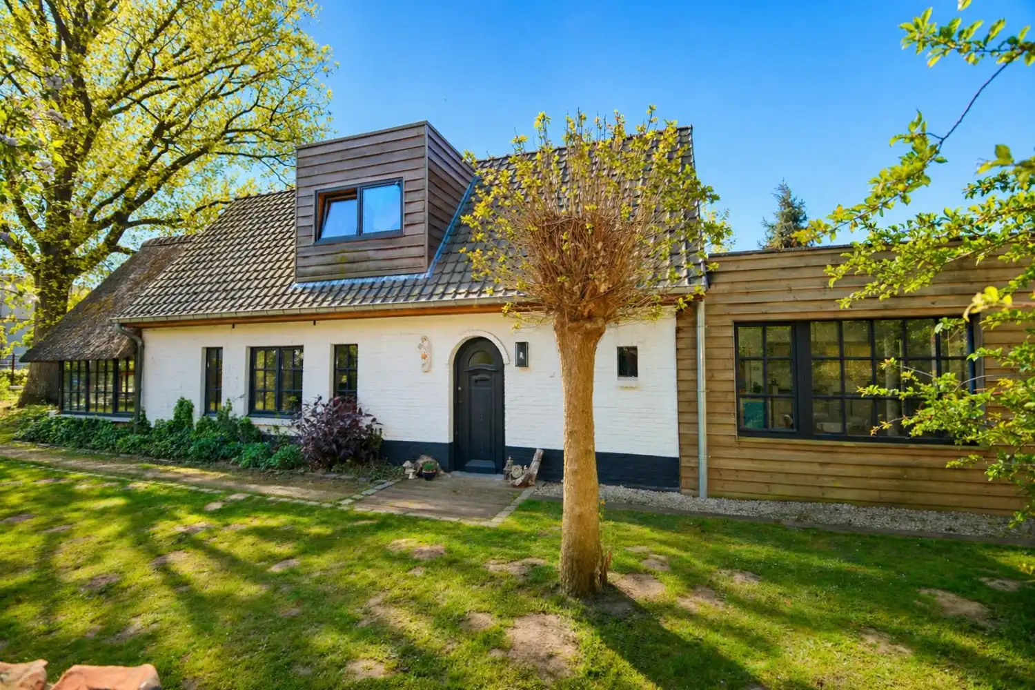 Hoofdfoto van de publicatie: CHARMANTE OPEN BEBOUWING MET 2 SLK EN TUIN!