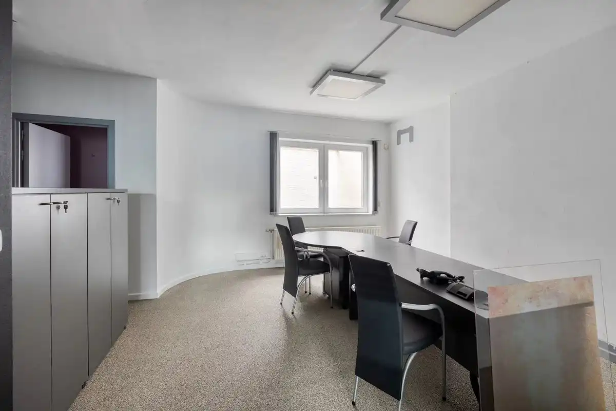 UNIEK HANDELSPAND VAN 110M² MET DUPLEXAPPARTEMENT VAN 146 M² MET 3 SLPK IN LANAKEN CENTRUM foto 8