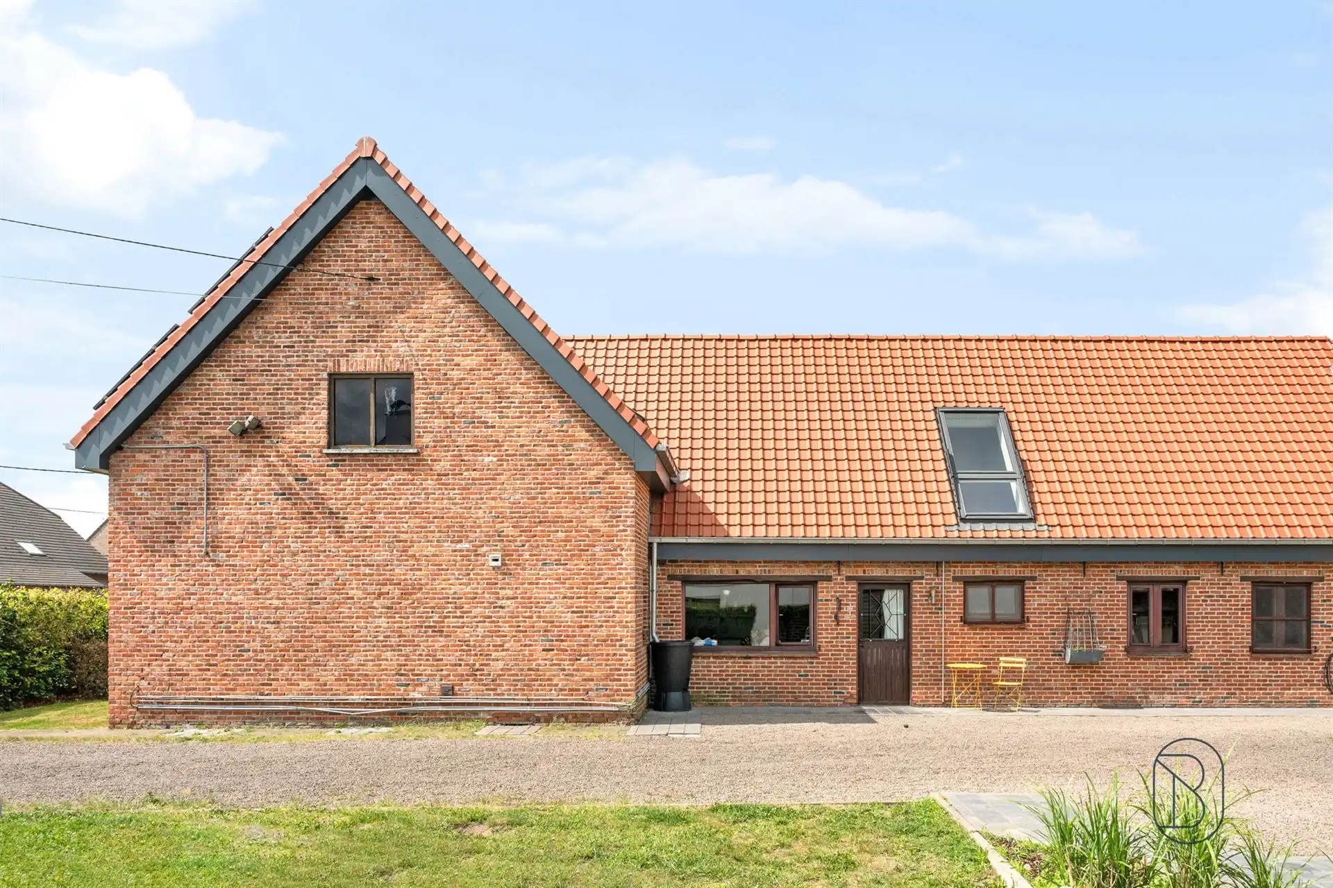 Ruime woning met 4 slpk, garage en bijgebouw op 2.279 m² foto 3