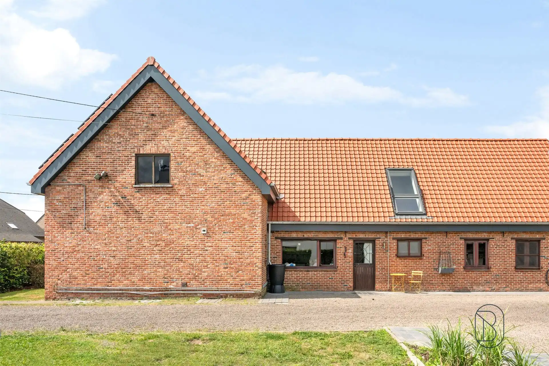 Ruime woning met 5 slpk, garage en bijgebouw op 2.279 m² foto 3