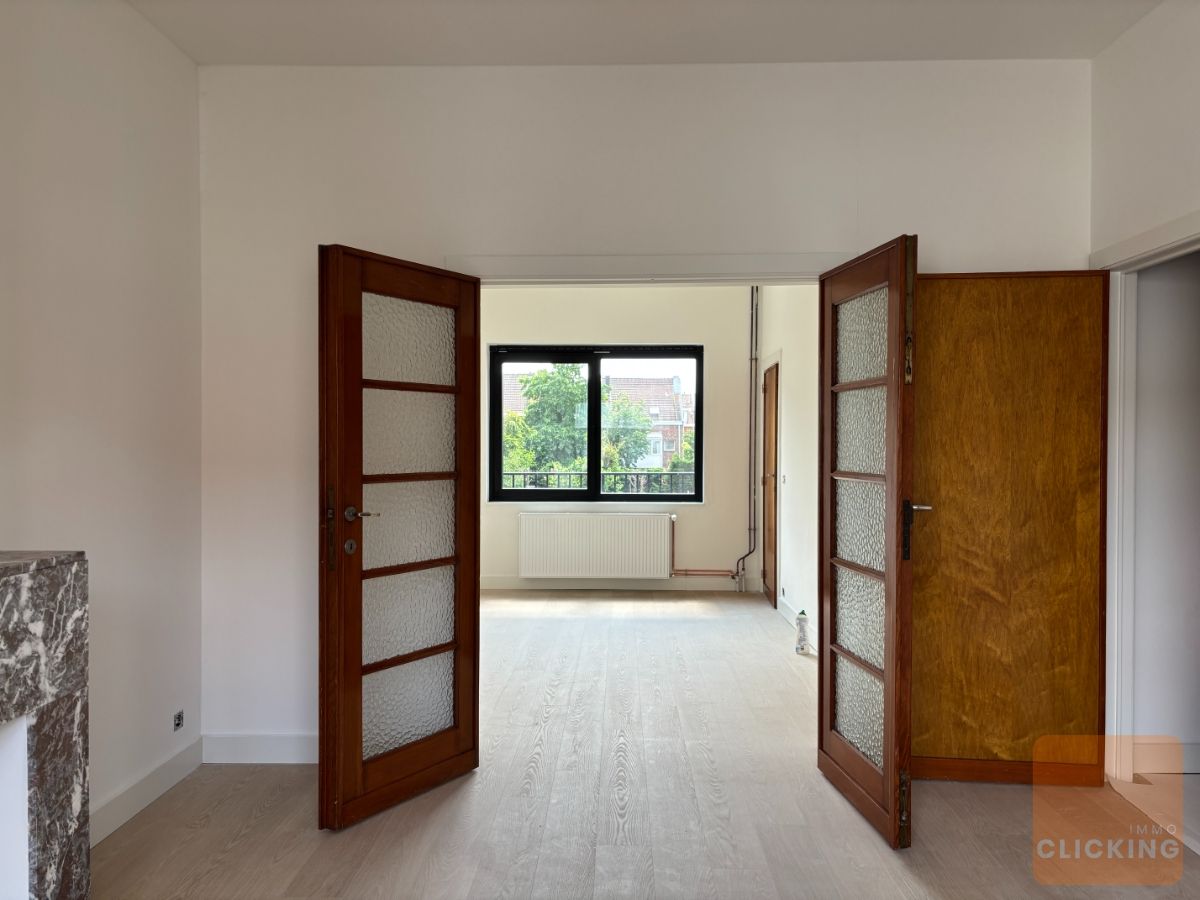 Totaal gerenoveerde woning 3 slaapkamers, parking en zonnige tuin foto 2