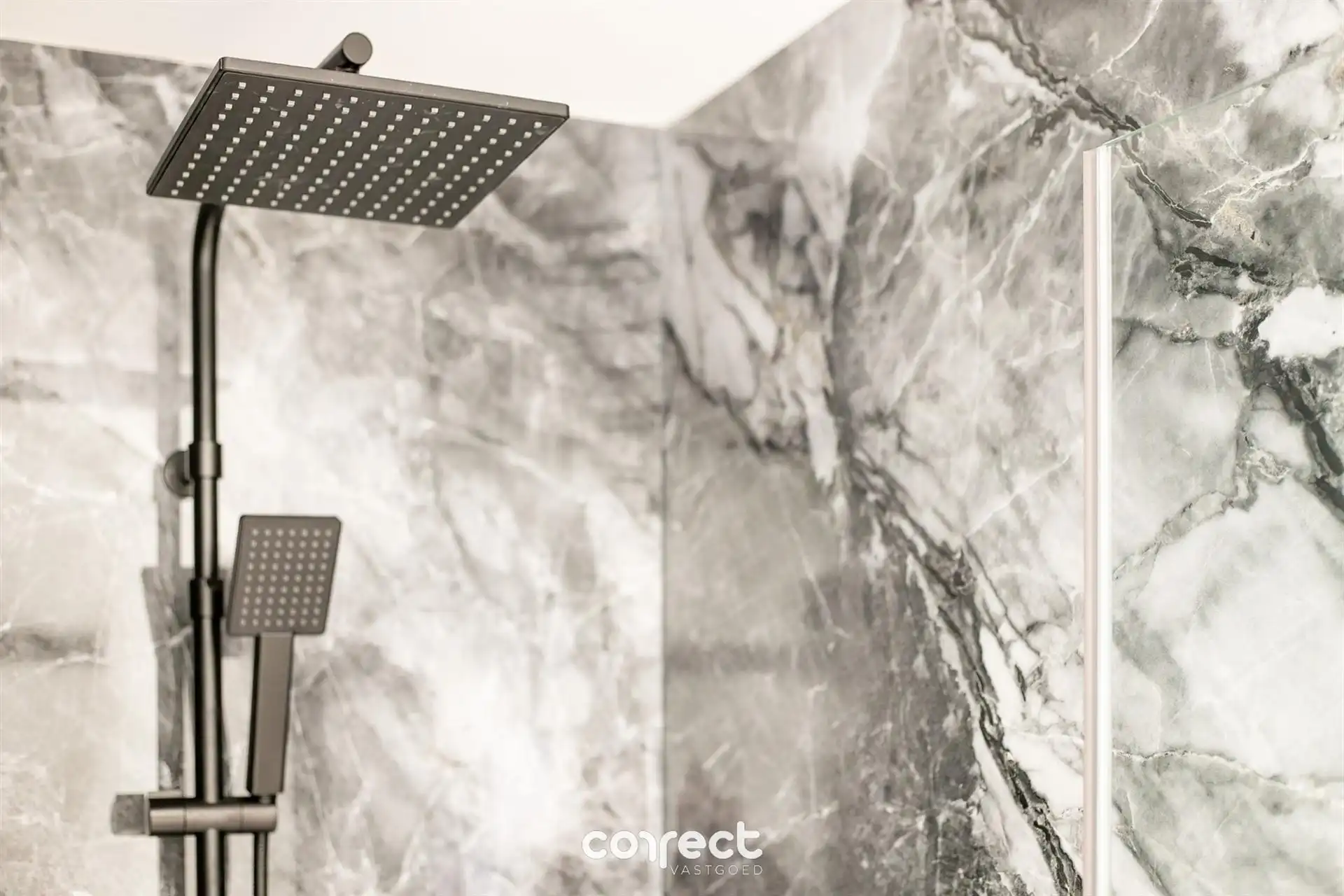 Prachtig gerenoveerde stadswoning met tuin foto 24