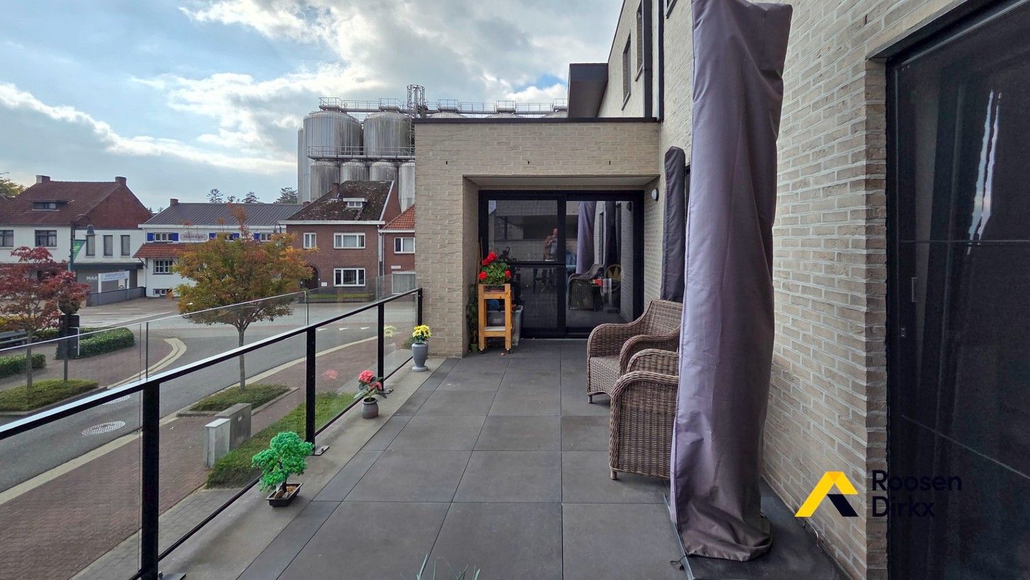 Ruim en kwalitatief appartement met 2 sk's, groot terras, parkeerplaats, berging. foto 6