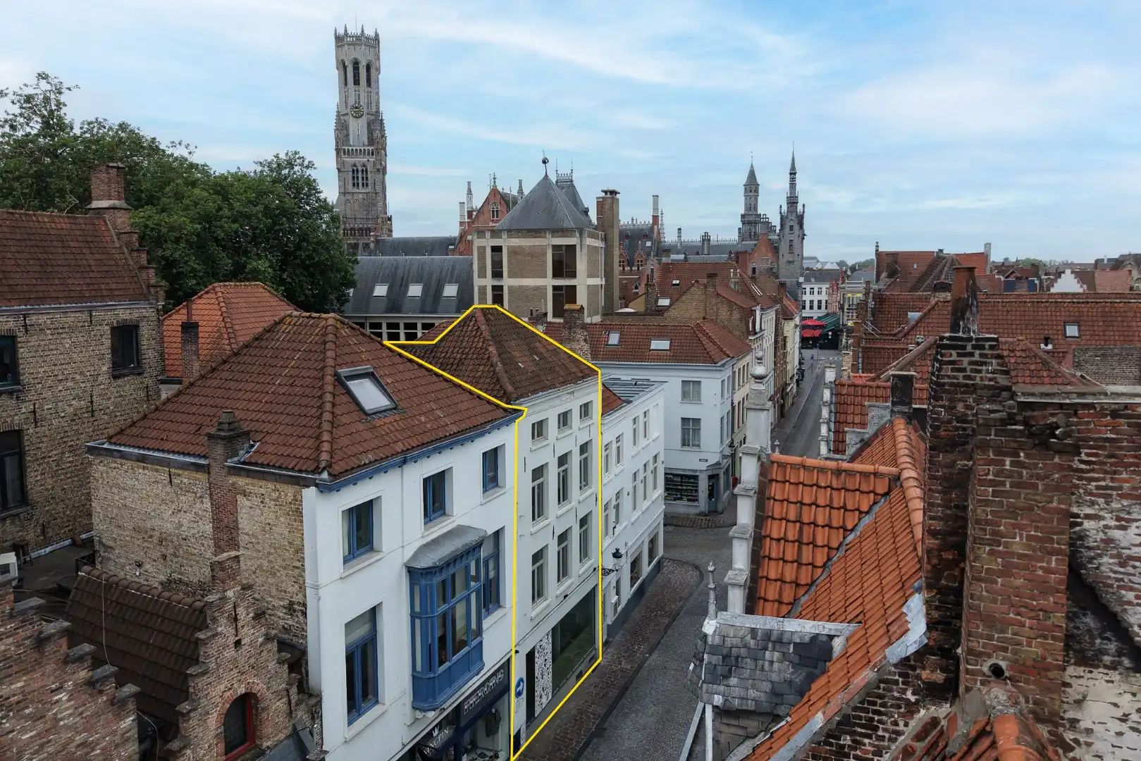 Opbrengsteigendom met handelsruimte op toplocatie in Brugse binnenstad foto {{pictureIndex}}