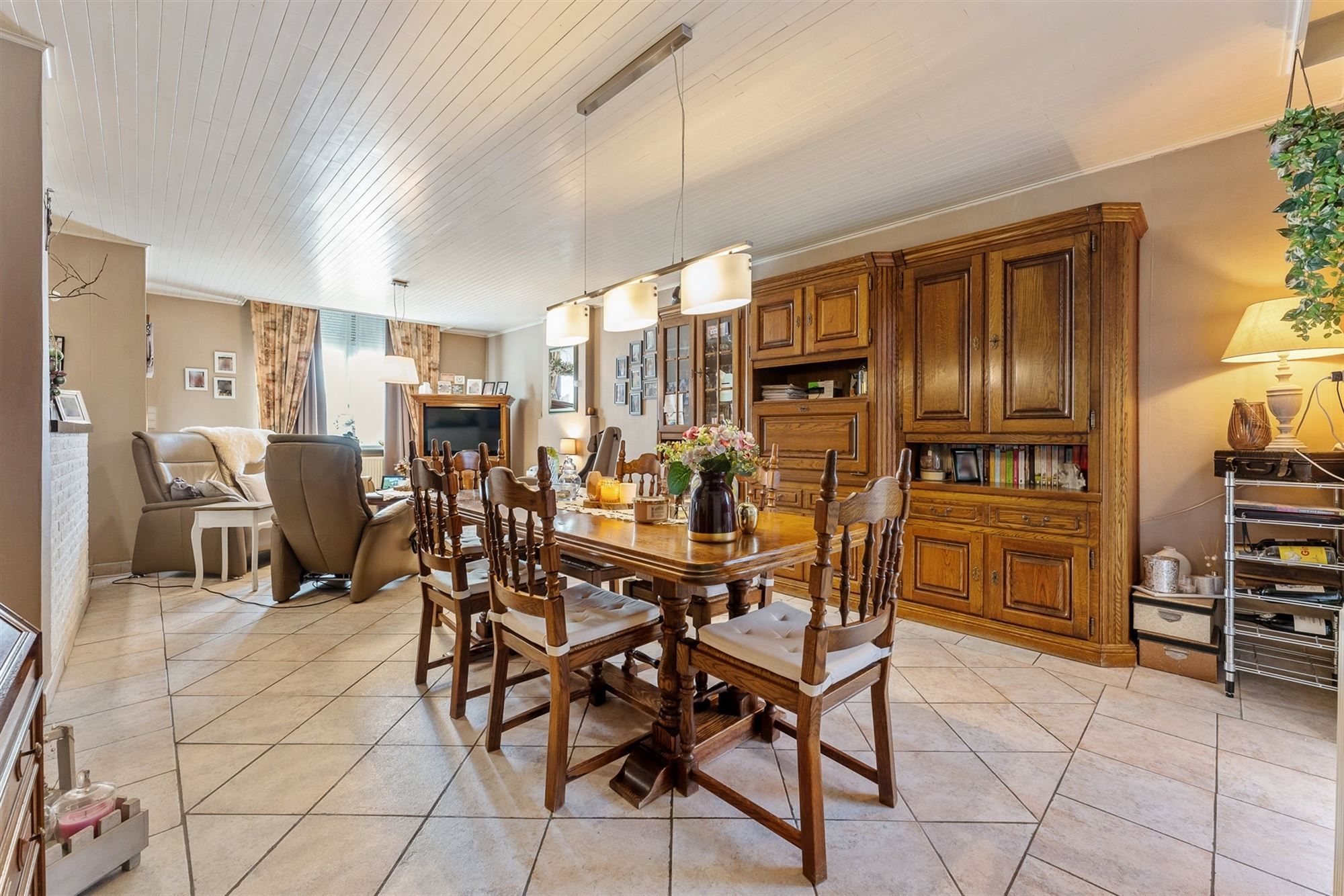 PERFECT ONDERHOUDEN WONING MET 4 SLAAPKAMERS OP CENTRALE LIGGING IN STAL (BERINGEN) foto 5