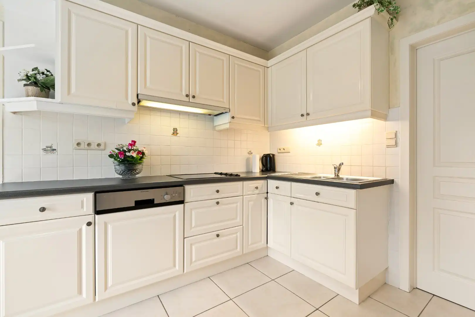 Te koop in Bredene: ruime instapklare halfopen bebouwing met 4 slaapkamers, grote tuin en multifunctioneel bijgebouw op 848 m² foto 13