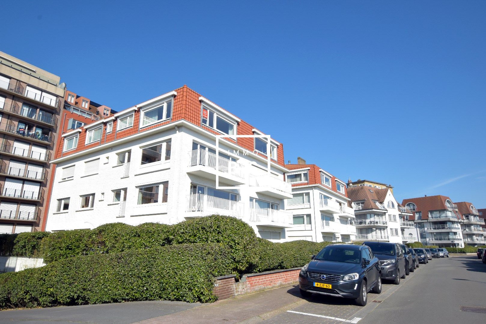 Heel smaakvol gerenoveerd hoek-appartement, rustig gelegen langs de J. Nellenslaan nabij de zee. foto 2