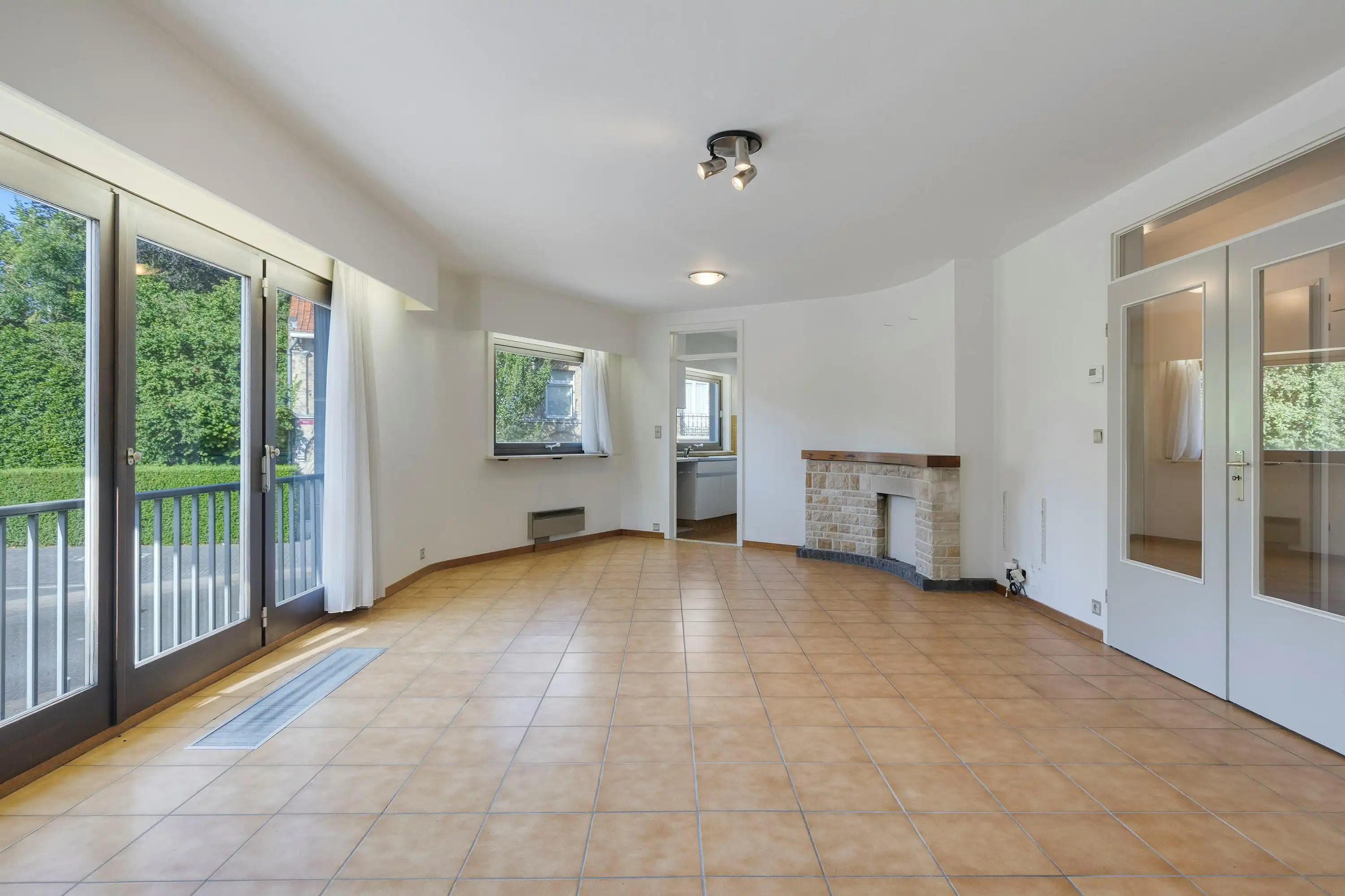 Appartement te koop met 2 kamers, terras en garage in Ieper foto 5