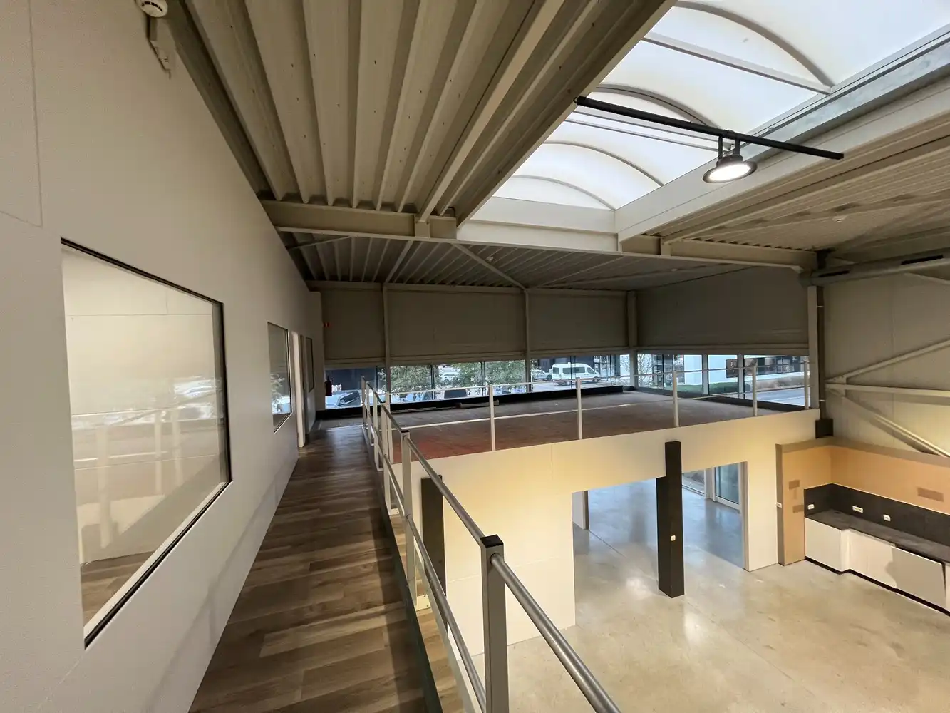 Bedrijfshal met kantoor foto 19