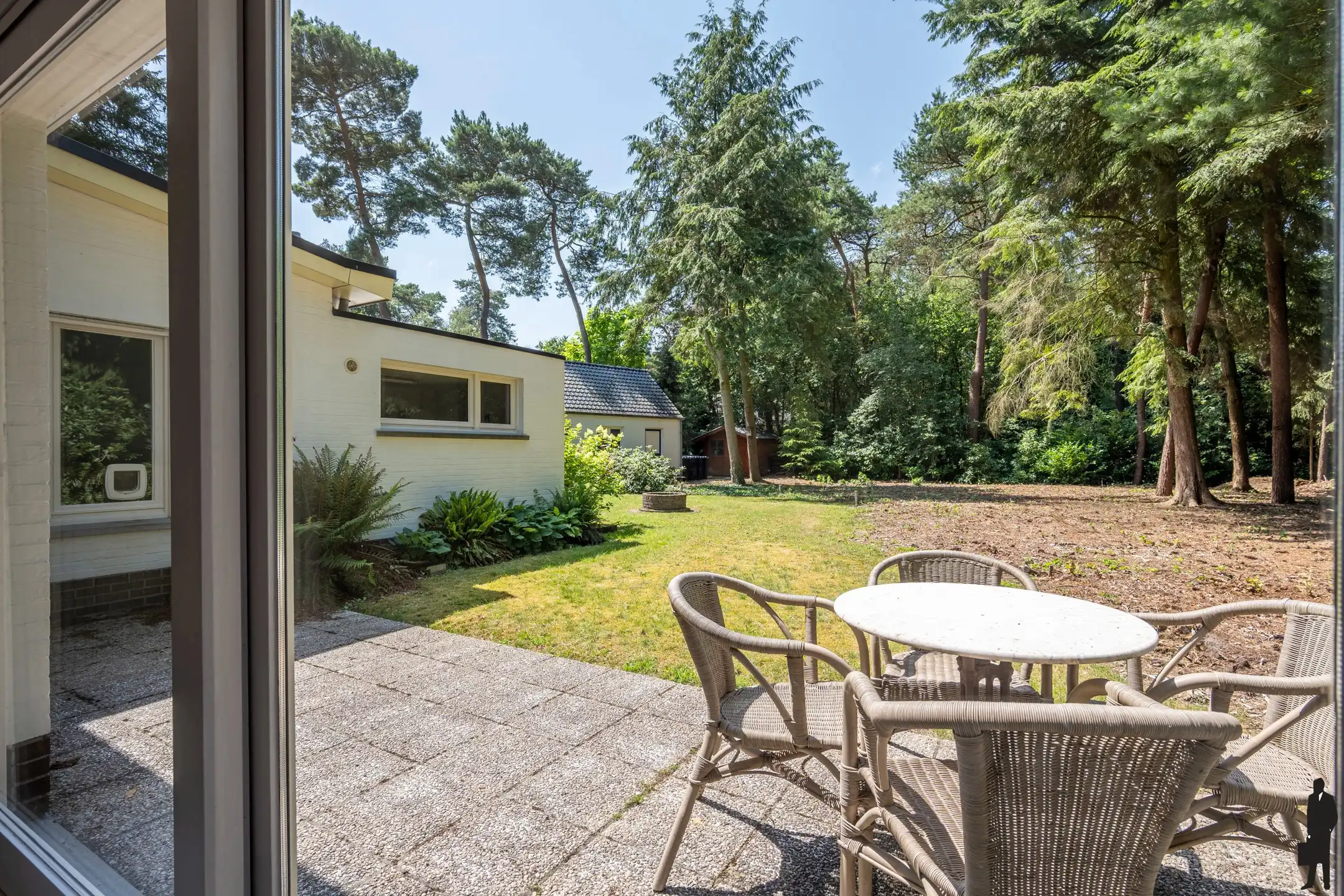 Vrijstaande woning op 1.588m² in villawijk nabij NL grens. foto 13
