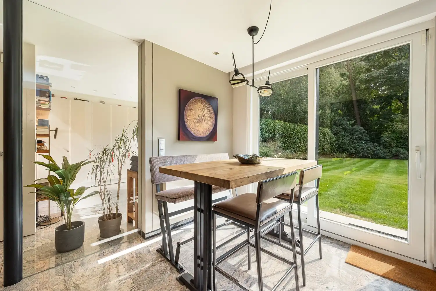 Modern gerenoveerde villa in doodlopende straat foto 23
