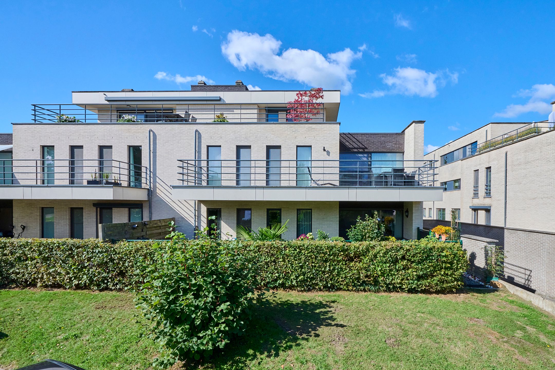 Instapklaar, gelijkvloers appartement met 2 slaapkamers, ruim terras en parking foto {{pictureIndex}}