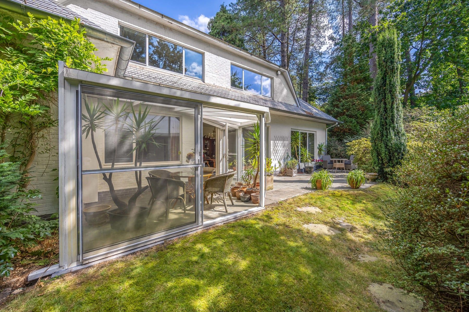 Te renoveren villa met veel potentieel foto 16