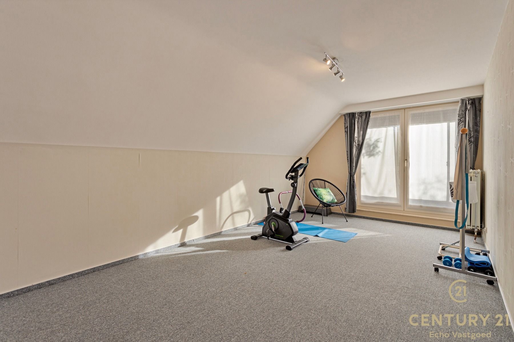 Ruime, gerenoveerde villa met fraaie tuin op ca 2420m² foto 24