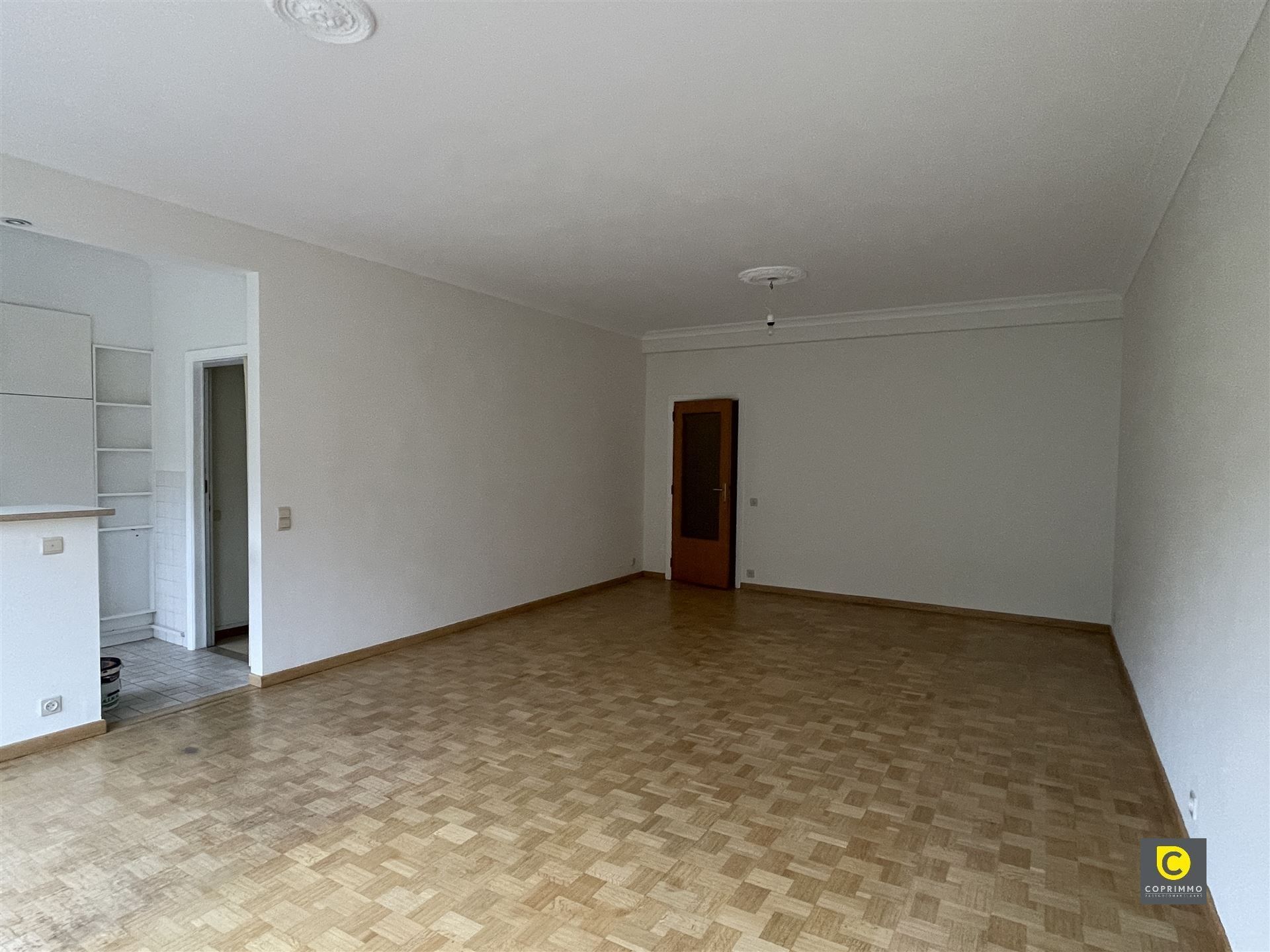 2-slaapkamerappartement met autostaanplaats foto {{pictureIndex}}
