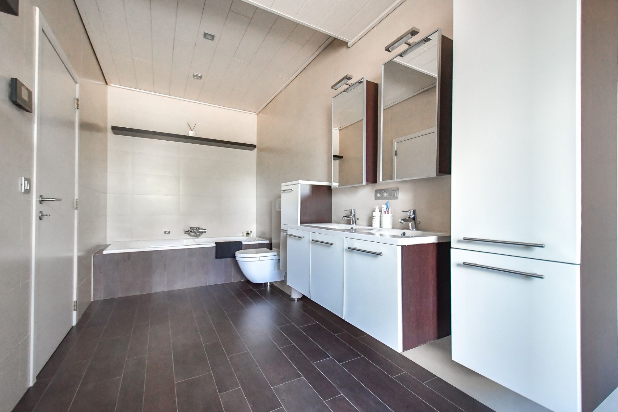 Recent hedendaags ingerichte woning in centrum Knesselare foto 15