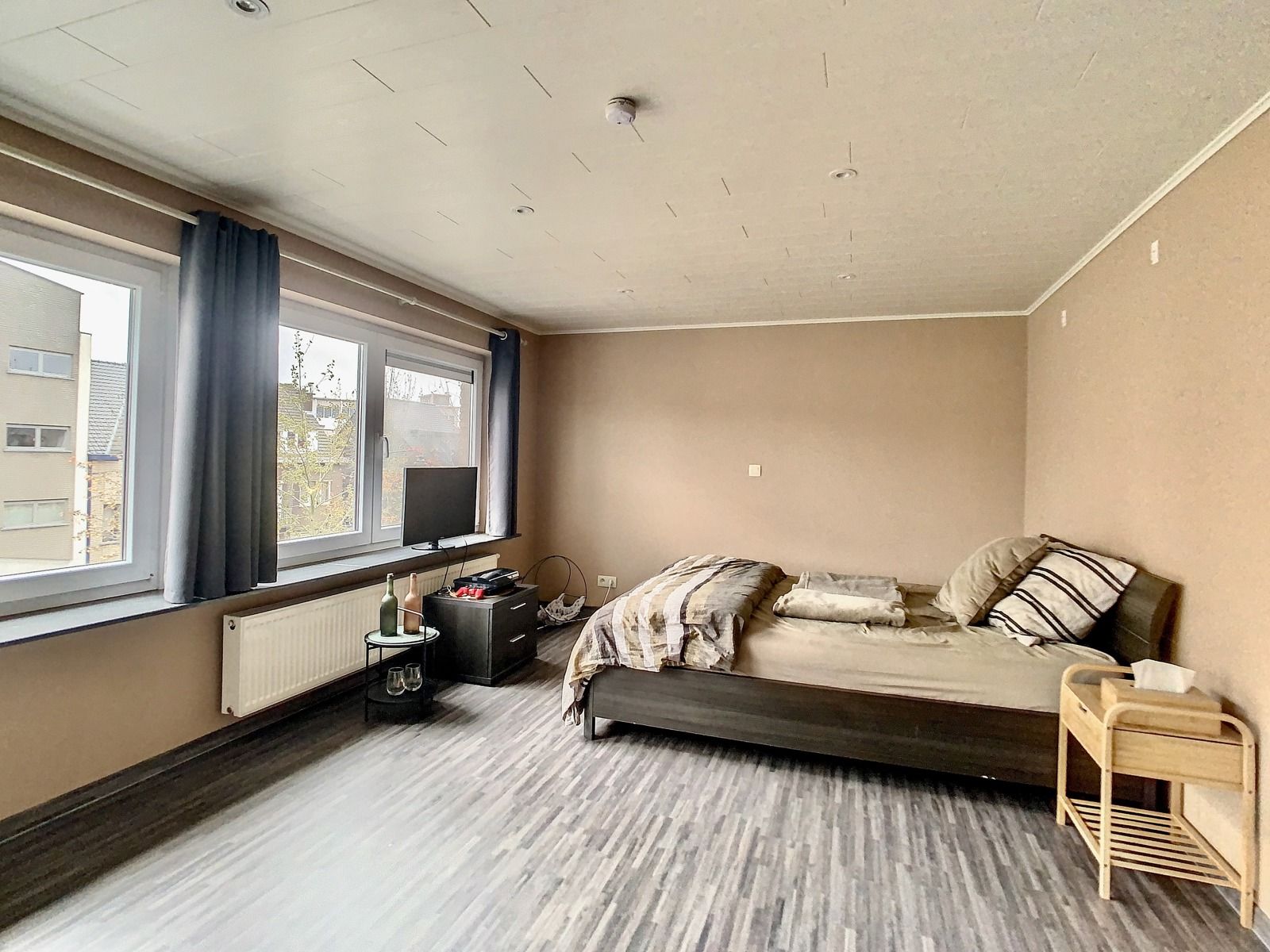 Centraal gelegen triplex app met 2 SLPK én terras! foto 7