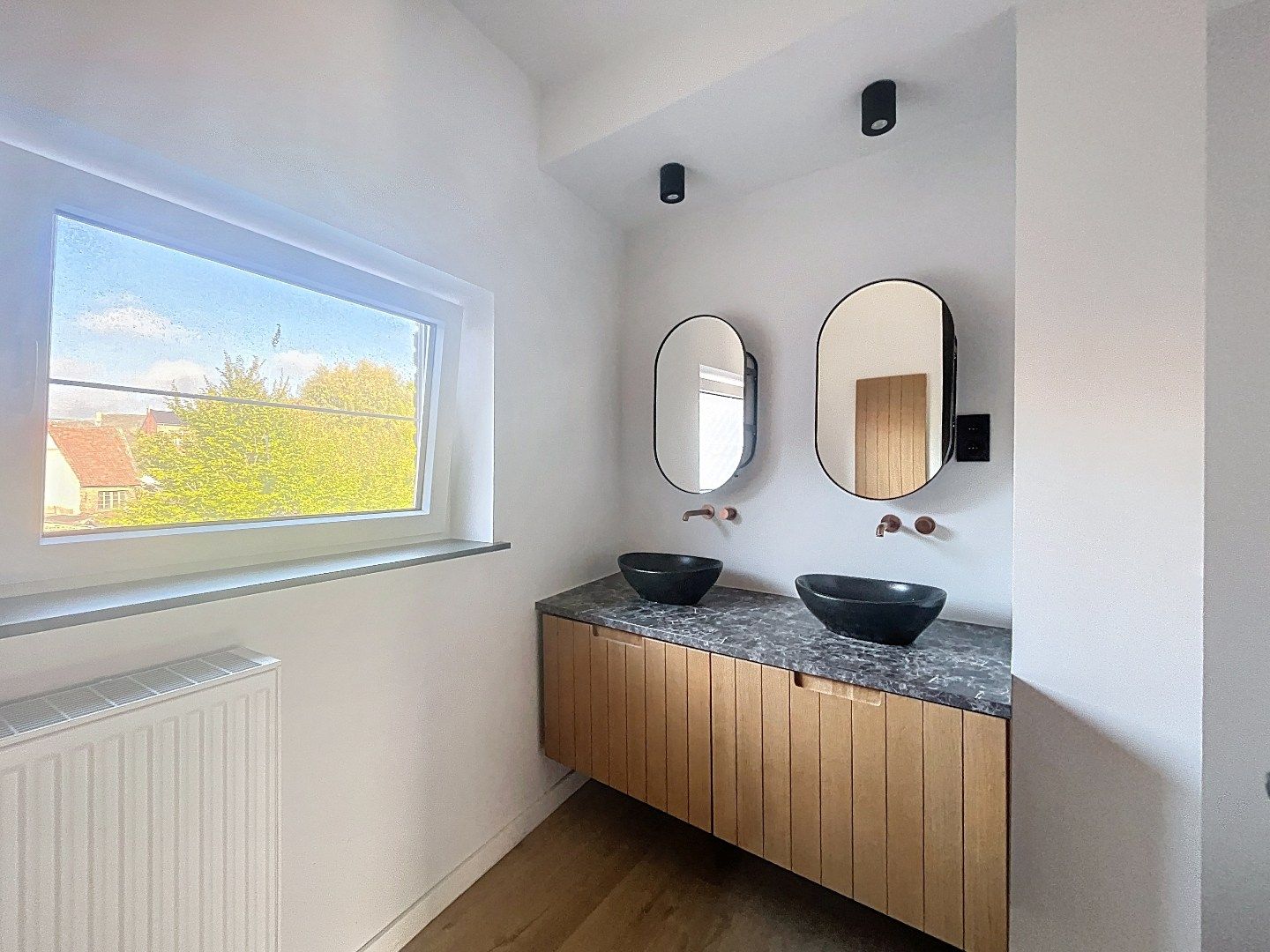 Ruim gerenoveerd appartement in hartje Hoegaarden foto 9