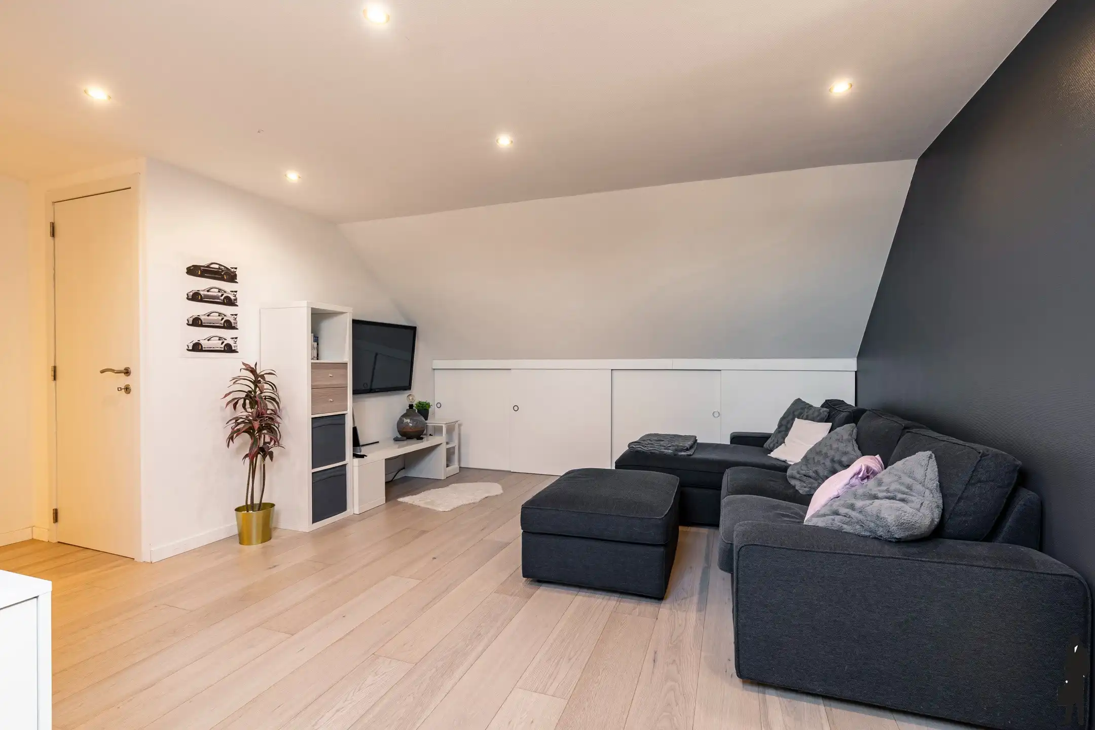 Hoogwaardig afgewerkte, ruime, recente woning met 5 slpk. foto 16