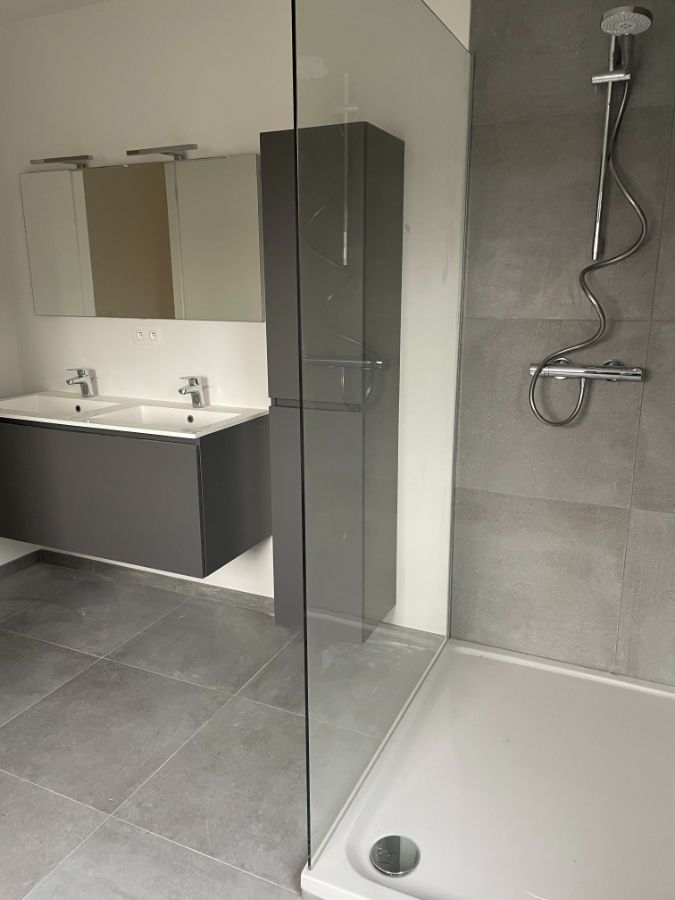 Drie slaapkamer EENGEZINSWONING met garage & tuin foto 24