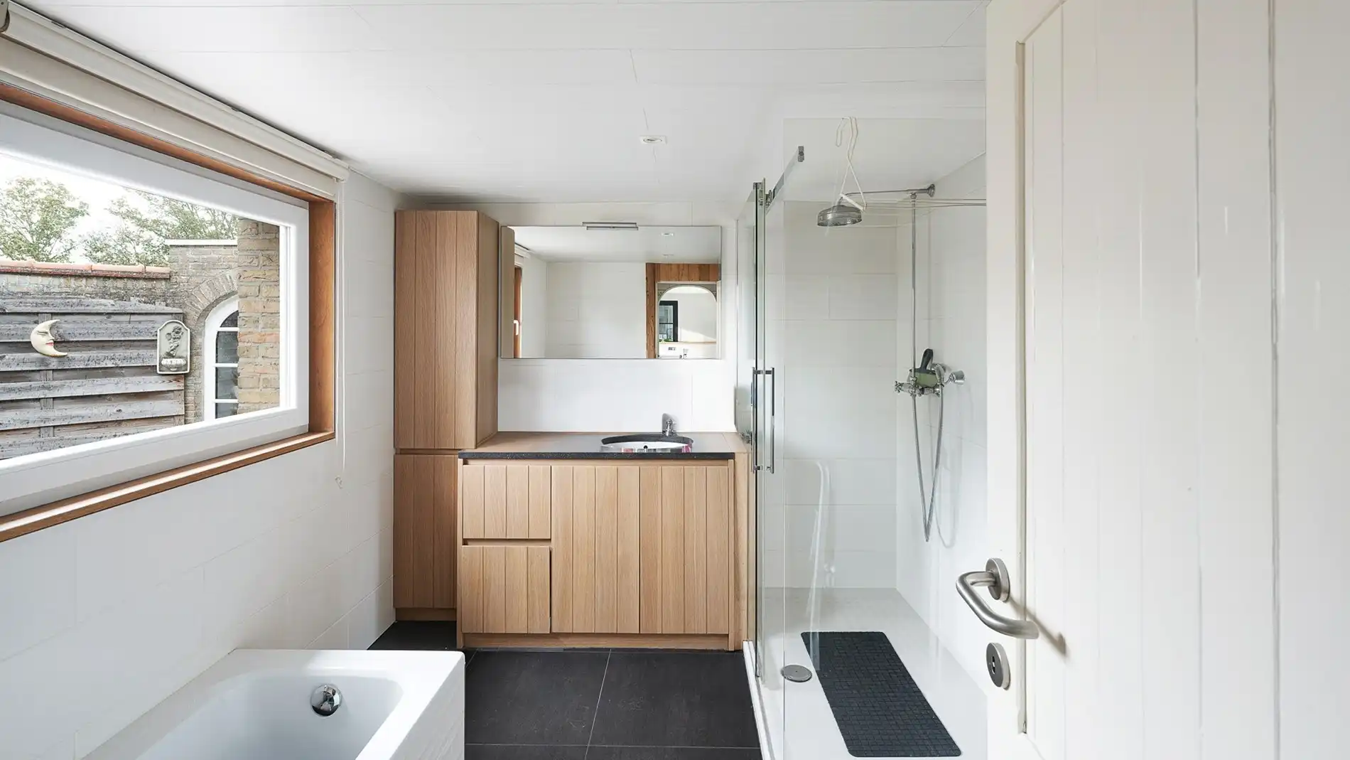 Woning met een leuke binnentuin en garage te Knokke foto 14