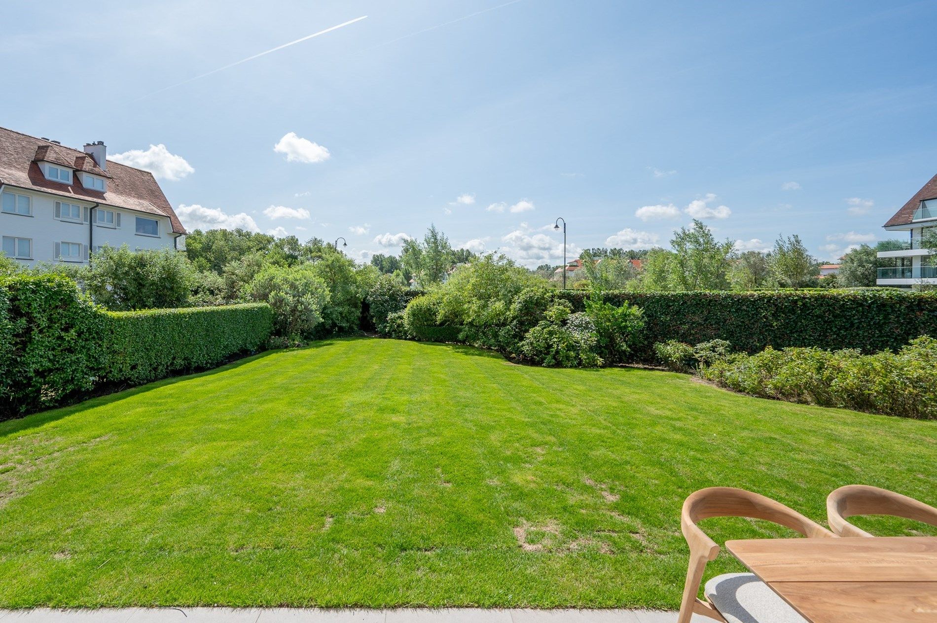 Magnifiek gerenoveerd HOEKappartement met tuin in een villaresidentie op enkele passen van  het strand, hartje Zoute.  foto 4