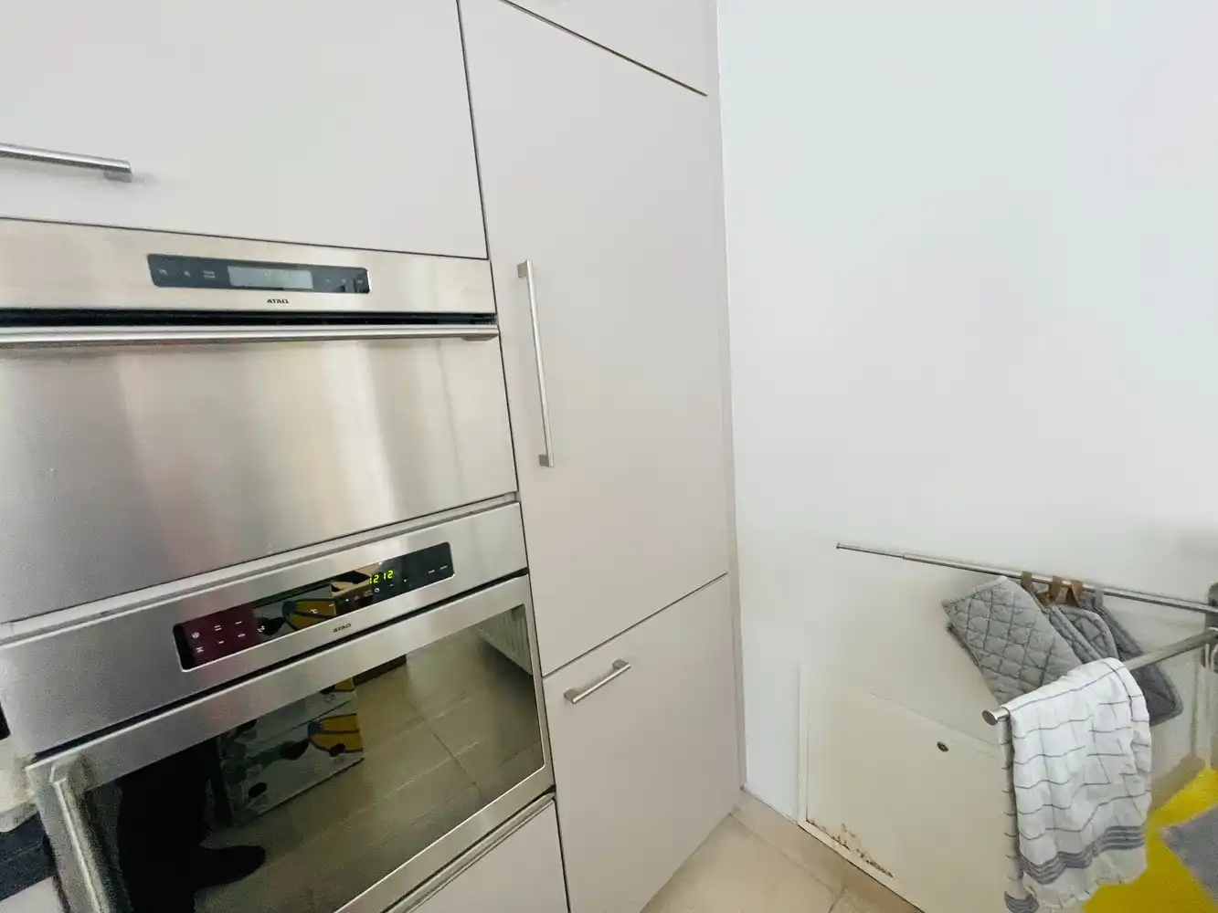 Brugge centrum, aan de Noordzandstraat, vlakbij alle winkels 'tZand  UITZONDERLIJK RUIM WOONHUIS /APPARTEMENT  MET HUISLIFT , 4 slaapkamers + bureau , living van 65m², modern ingerichte grote eet en kookkeuken Zalig wonen!  living van 65m²en zuidgericht terrasZlit terras van 65 m², volledig ingerichte eet-en kookkeuken van 34m²,  grote fietsenberging foto 8