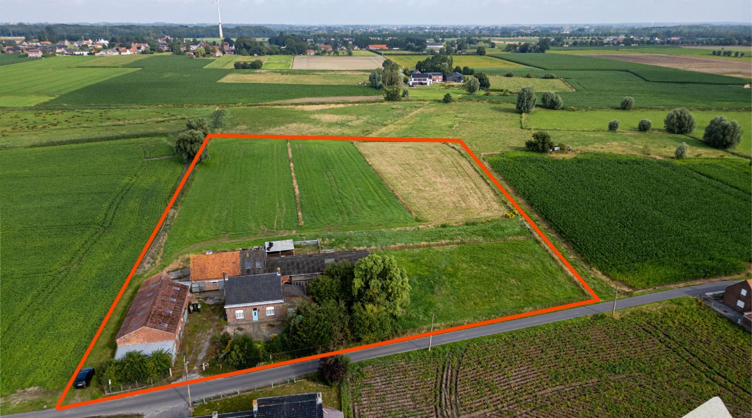 Hoofdfoto van de publicatie: Te Renoveren Authentieke Hoeve met bijgebouwen in oase van groen en prachtige vergezichten