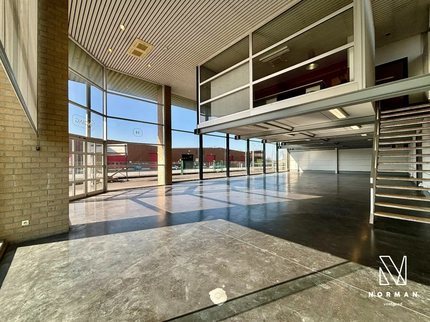 Toonzaal met bureaus en magazijn te huur in Meulebeke foto 3