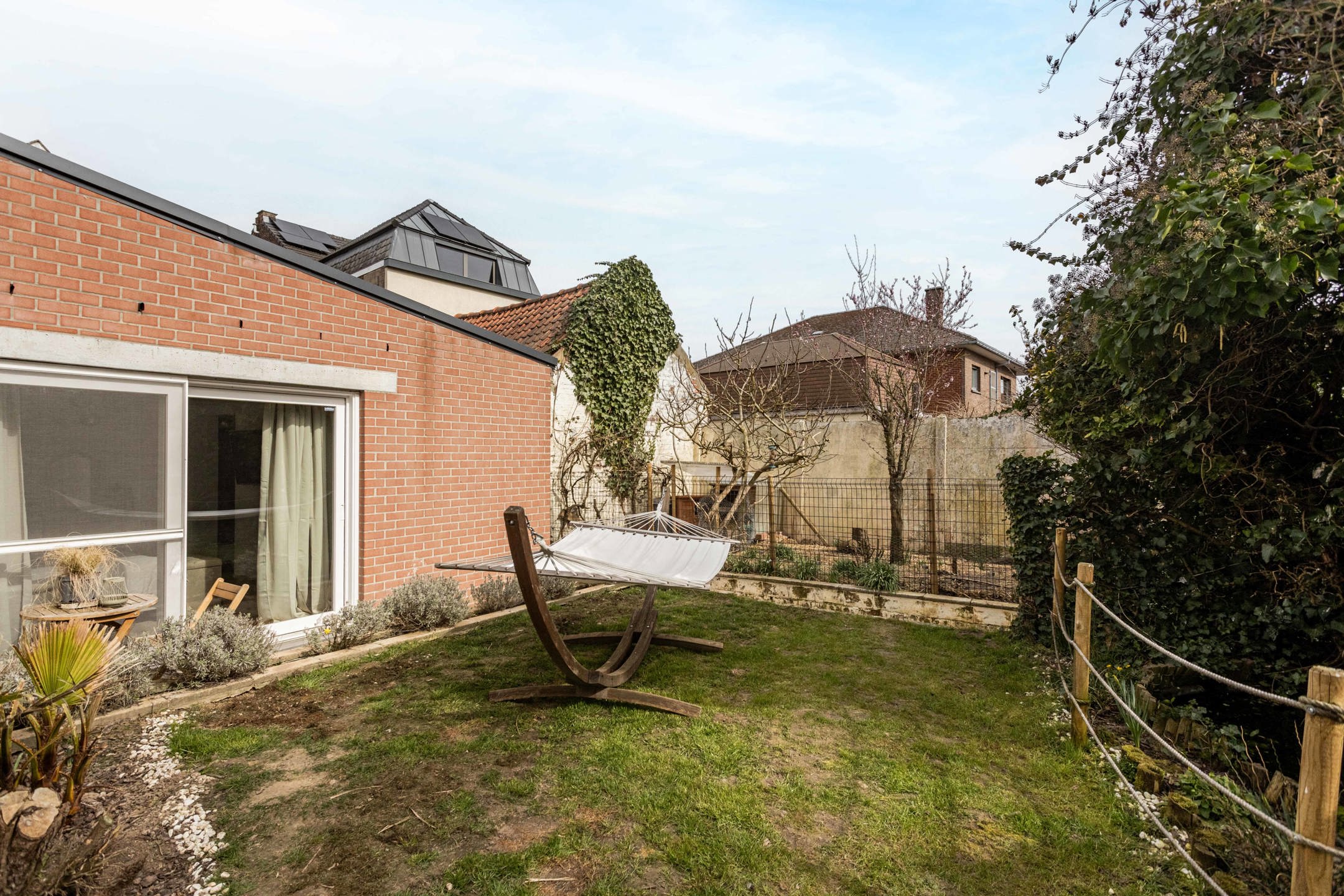 Eigendom met gerenoveerde woonst, loods foto 20