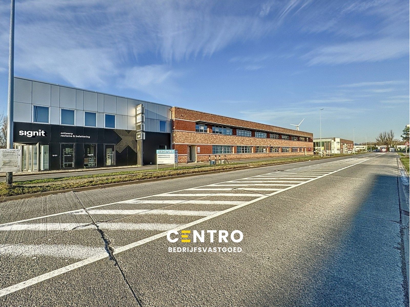 Instapklare KANTOORRUIMTEN (436m²) voorzien van alle comfort (databekabeling, airco,...) en private parkeergelegenheid. Vlot bereikbaar via Expresweg van Brugge! foto {{pictureIndex}}