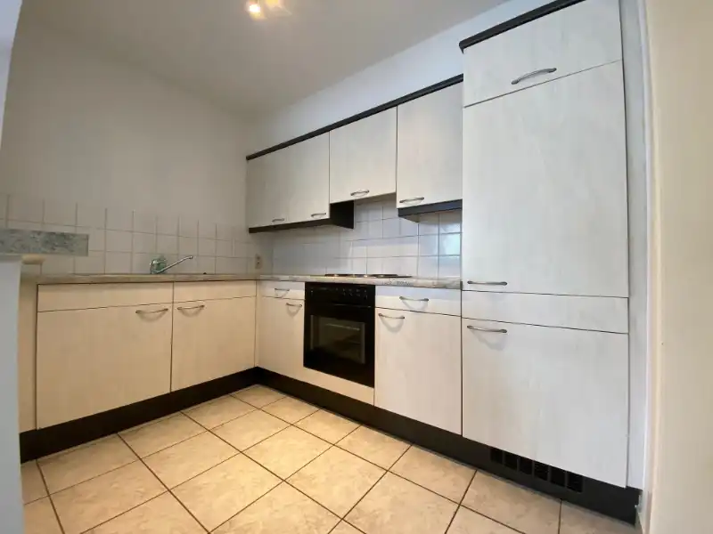 Gelijkvloers appartement met 2 slpks, terras en inpandige garage. foto 5