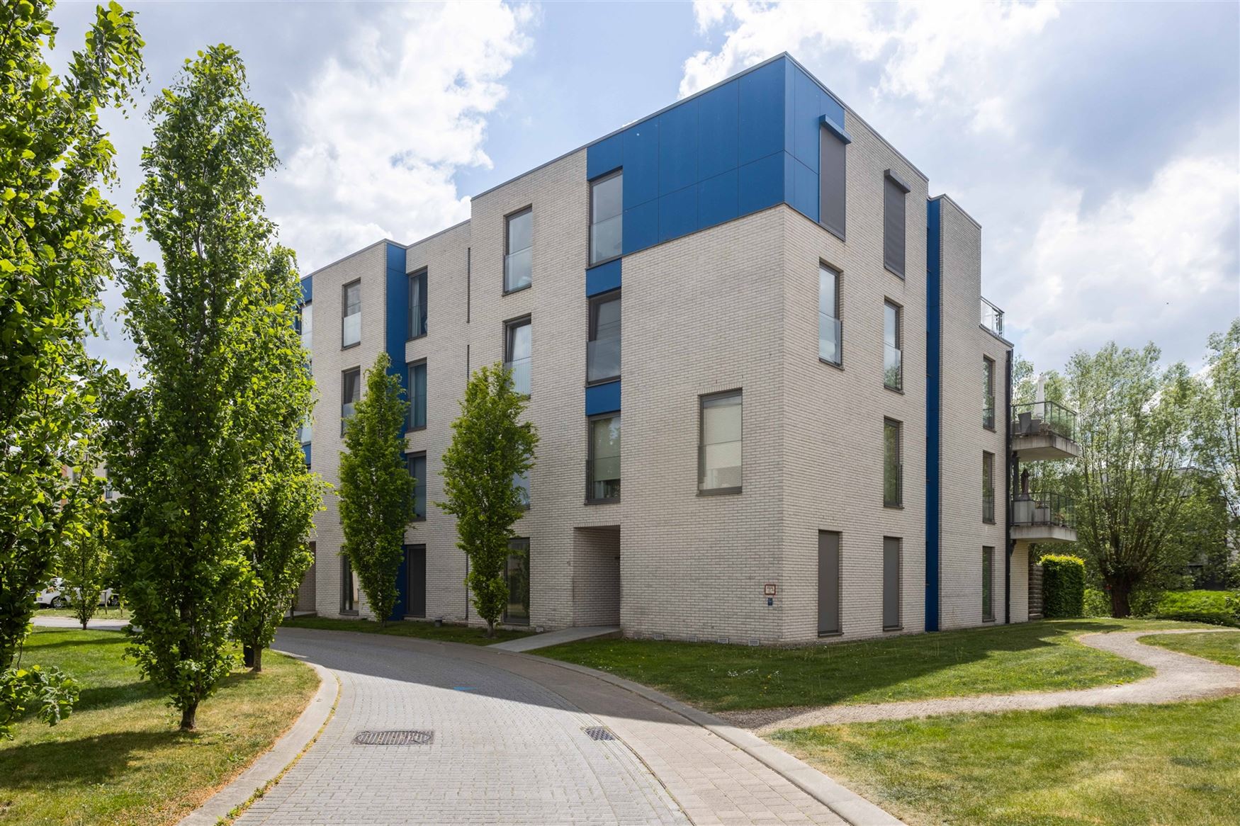 Instapklaar appartement met terras, tuin & autoplaats foto 17