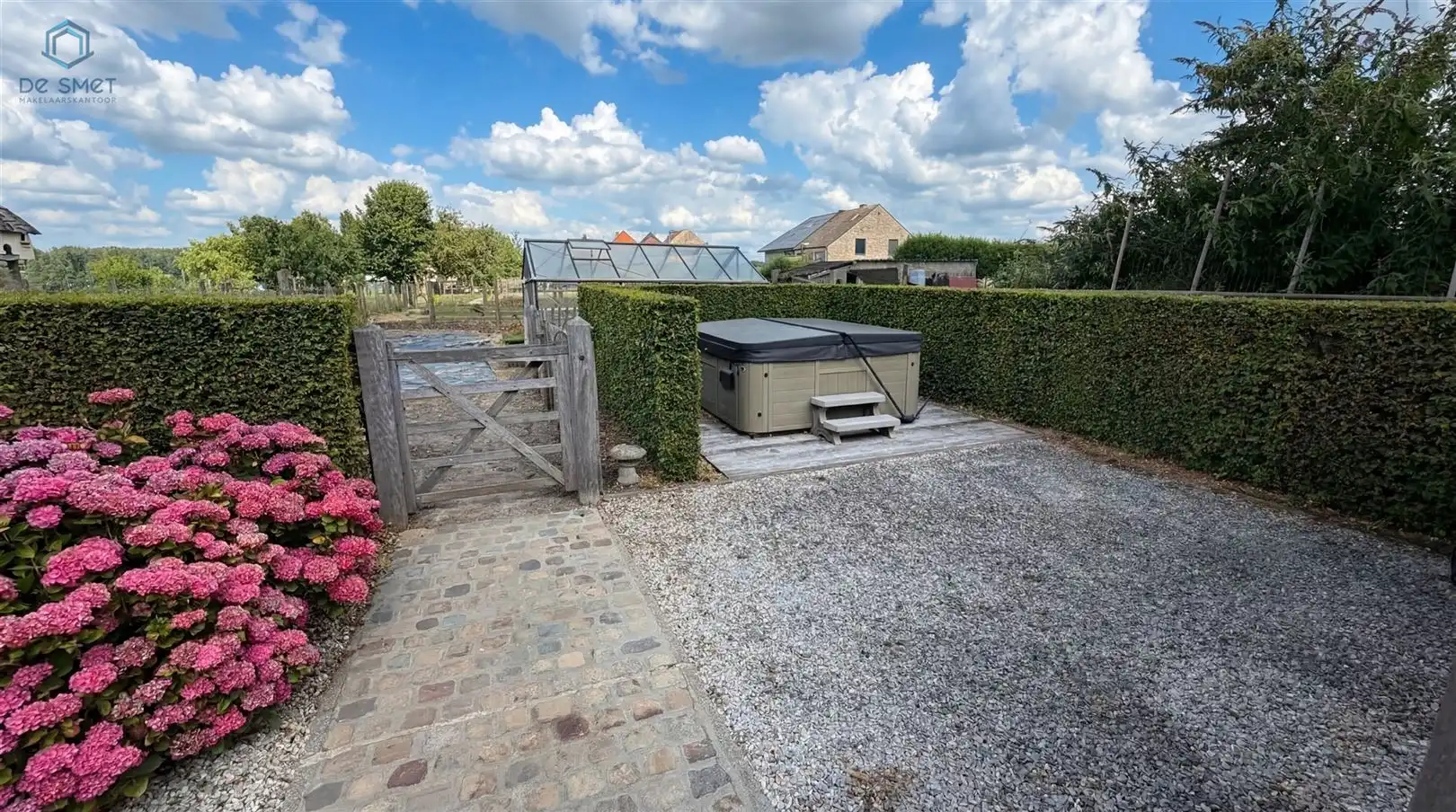 Instapklare woning met 3 slaapkamers, prachtige tuin, 2 garages en tal van mogelijkheden in Lierde foto 8