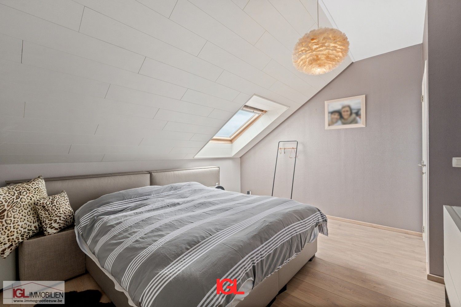 Ruim duplexappartement met 5 slaapkamers, een zonnig terras & 2 staanplaatsen foto 11