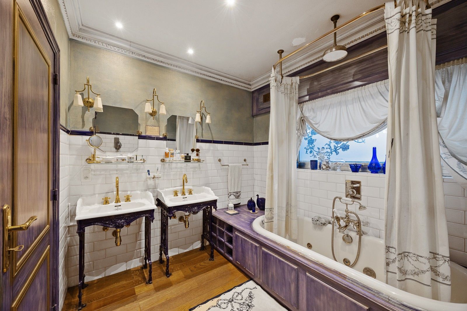 Open bebouwing met grote garage of magazijn, gelegen volledig in het groen en ingericht met een 'charme-authentiek-interieur' foto 8