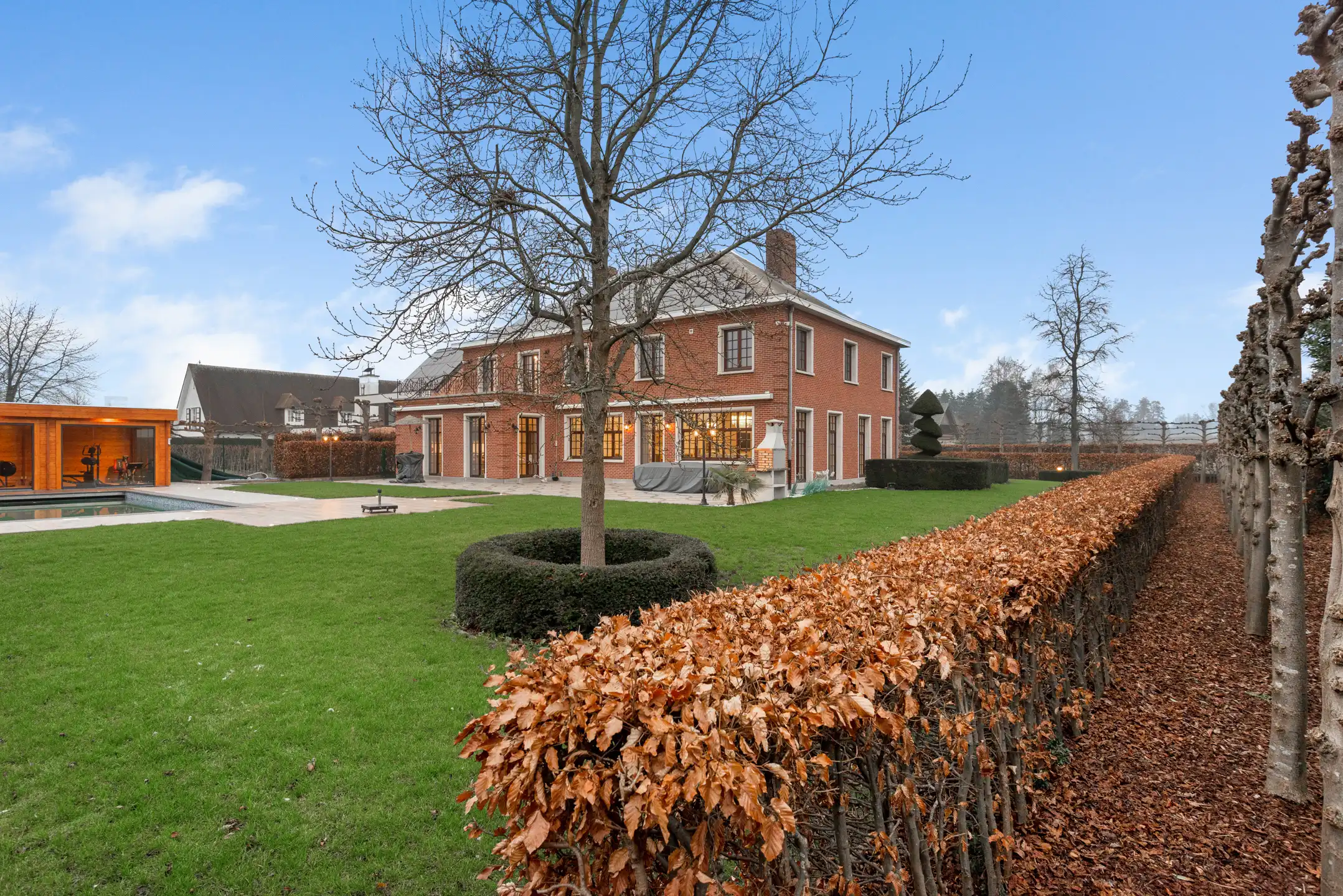 Unieke volledig gerenoveerde Villa met 5 slaapkamers, 2 badkamers, garage, groot terras, ruime tuin, zwembad, fitnessruimte en oprit op een terrein van 16 are 80 ca foto 28