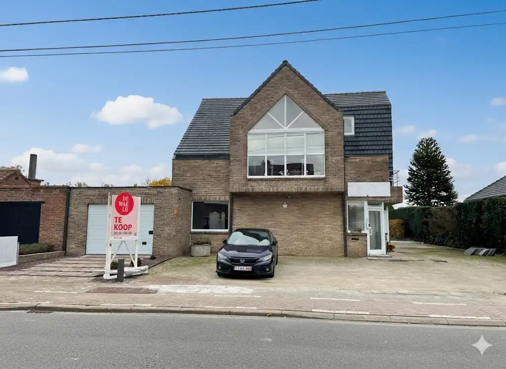 Gelijkvloers handelsruimte of kantoor met woning en tuin foto {{pictureIndex}}