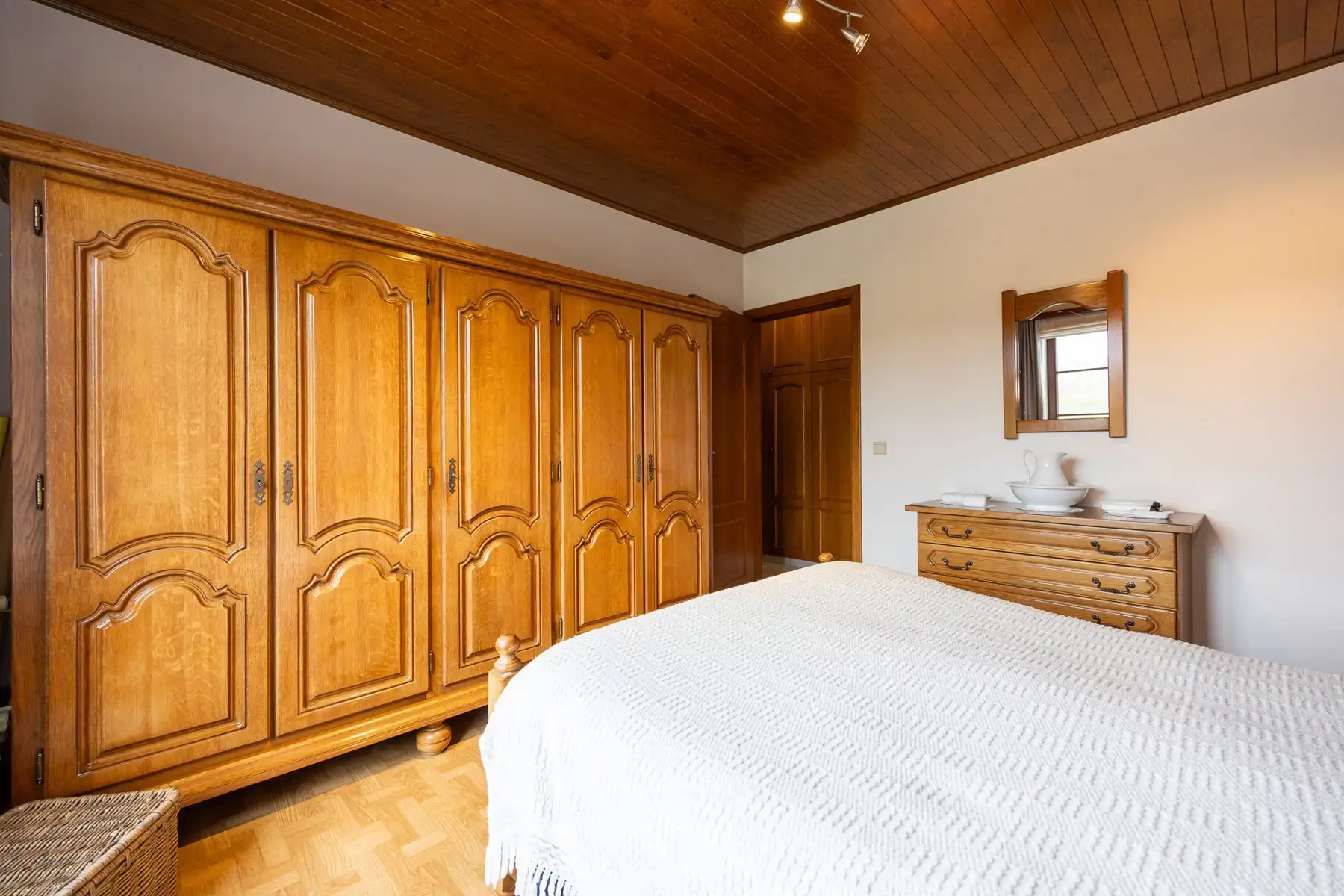 Rustig gelegen gezinswoning met 5 slaapkamers op een perceel van 1.782m². foto 5