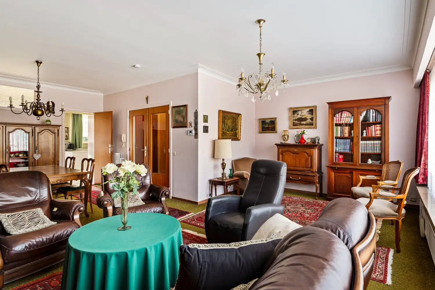 Charmante bel-etage met 4 slaapkamers, tuin en garage met oprit in Deurne! foto 4