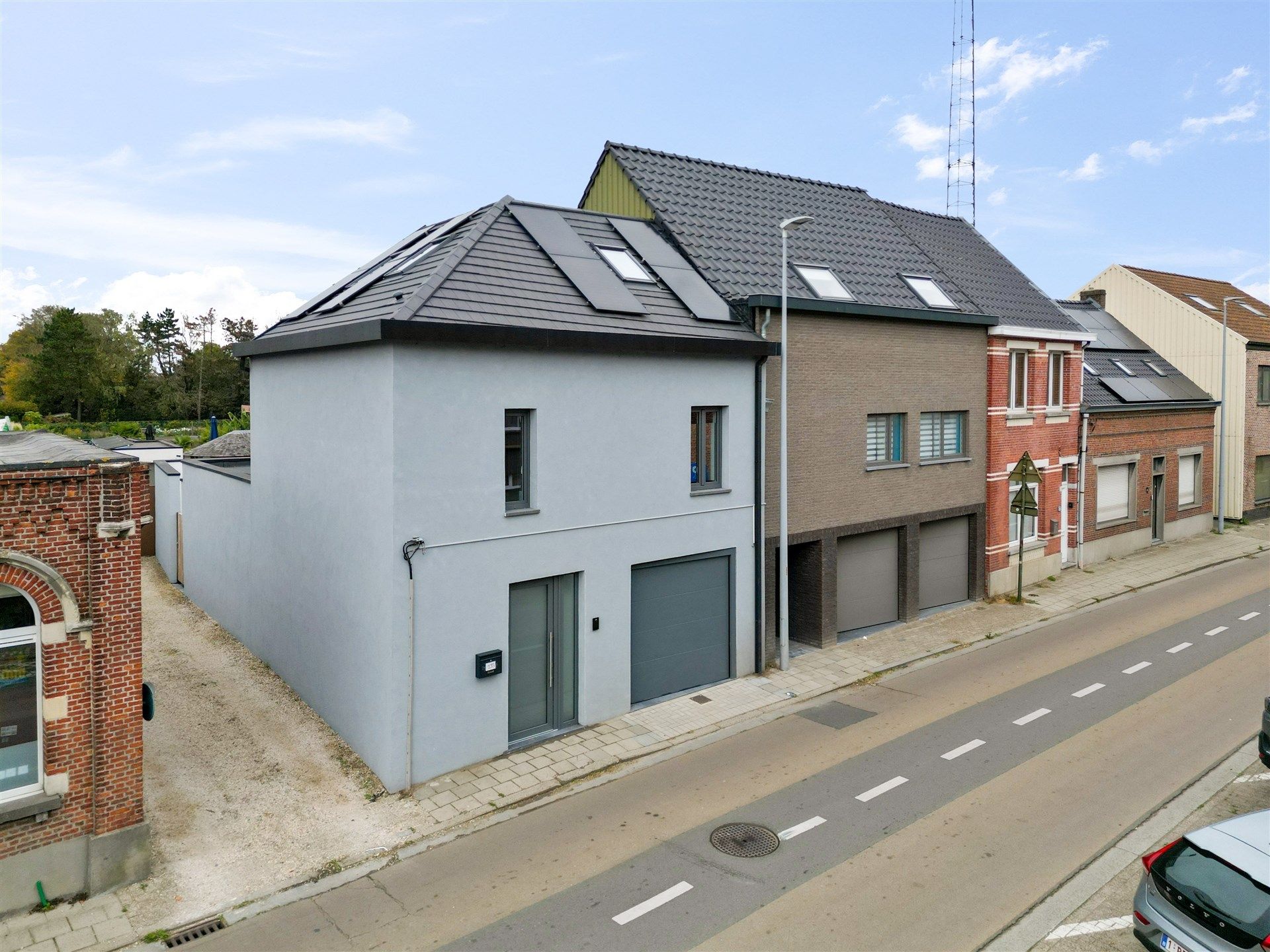 Moderne gezinswoning met 3 slaapkamers en bureau.  foto {{pictureIndex}}