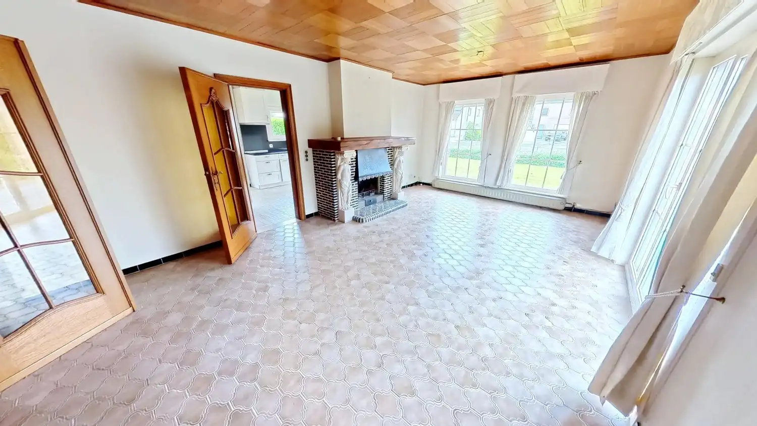 Centraal gelegen woning met veel potentieel op mooi perceel! foto 2