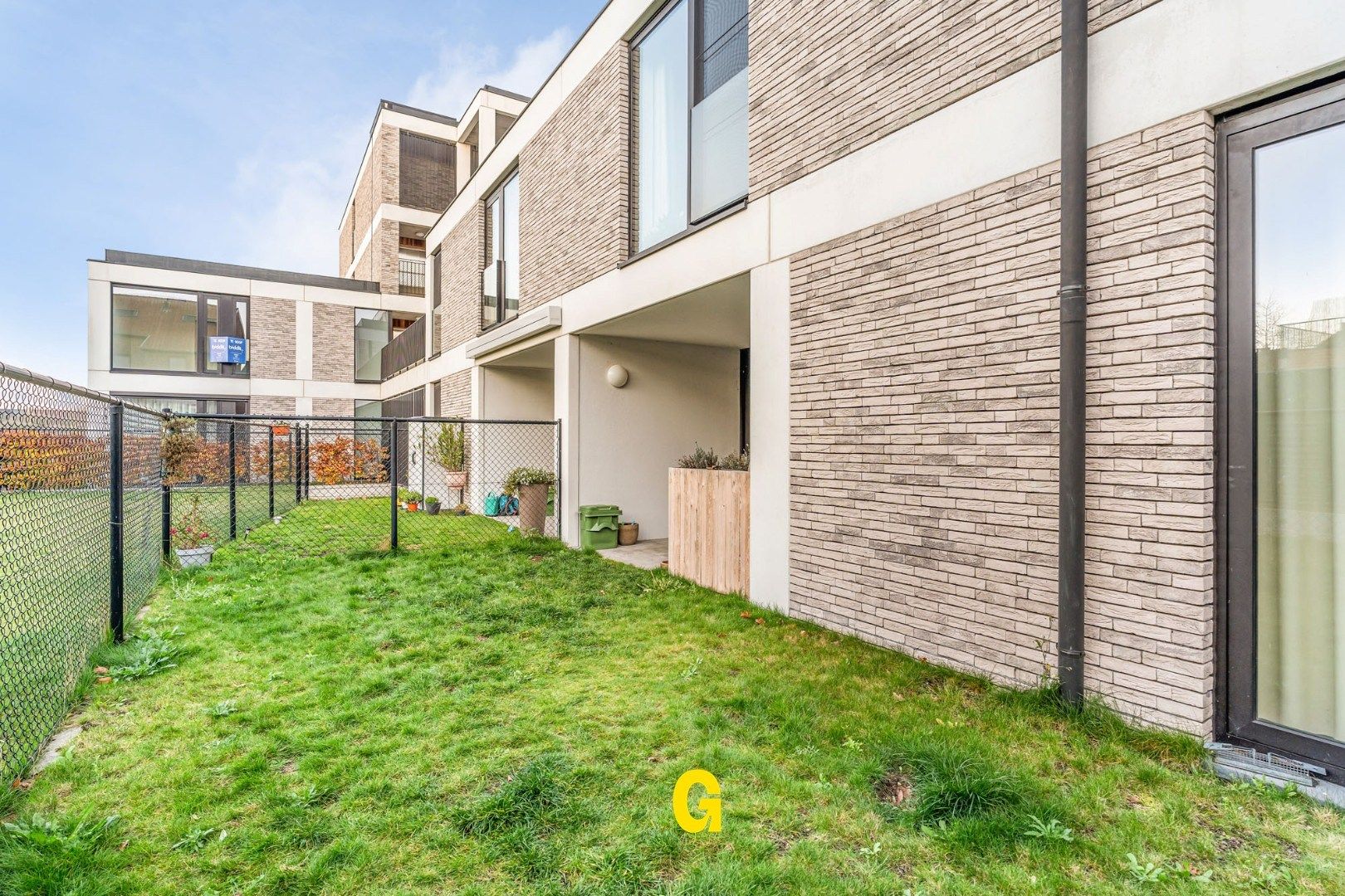 Recent gelijkvloersappartement met 2 slaapkamers, terras, voor- en achtertuin, standplaats en extra ruime berging in hartje Hoeselt foto 15