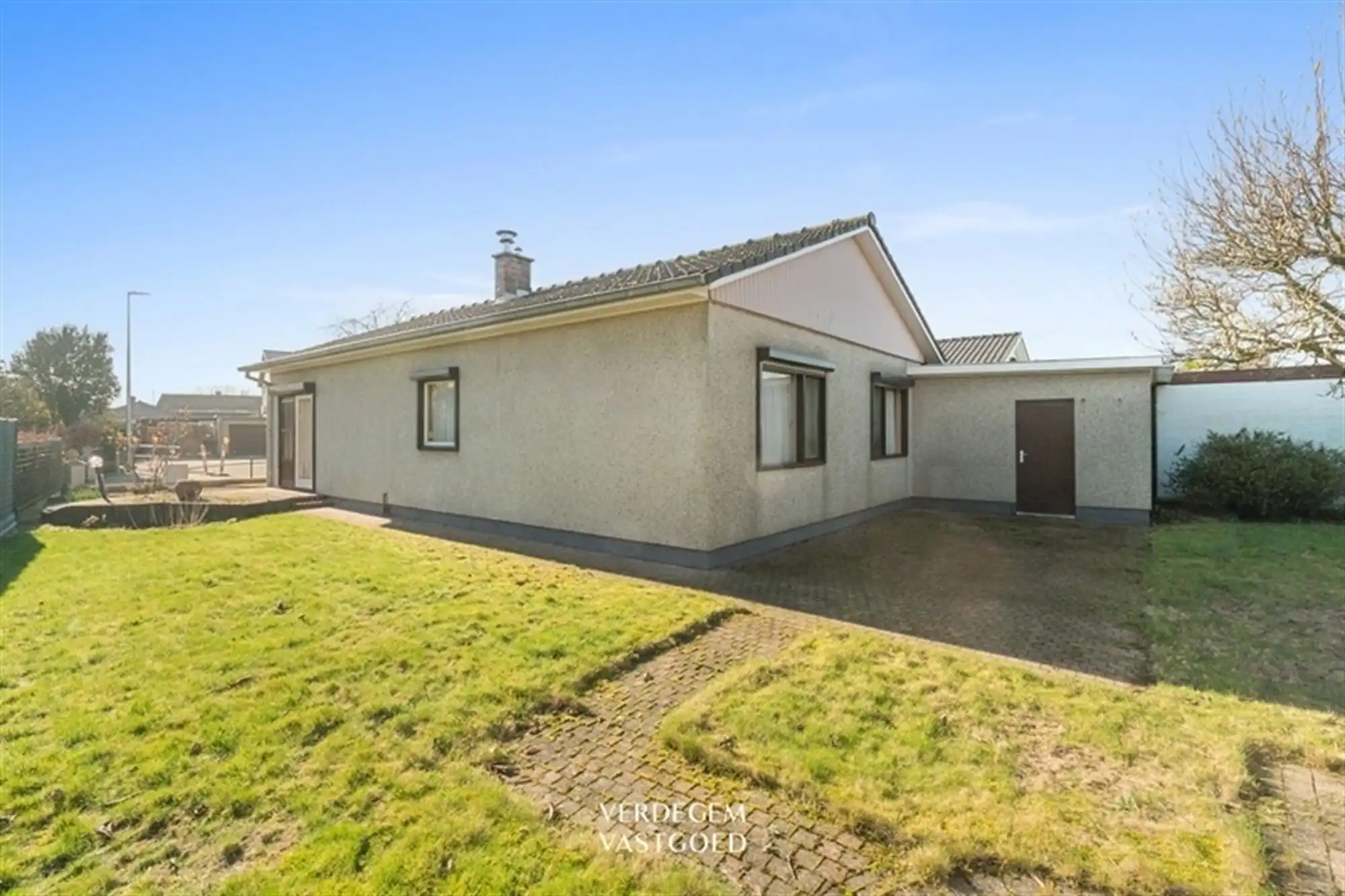 Rustig gelegen bungalow met 3 slaapkamers, garage en tuin foto 2