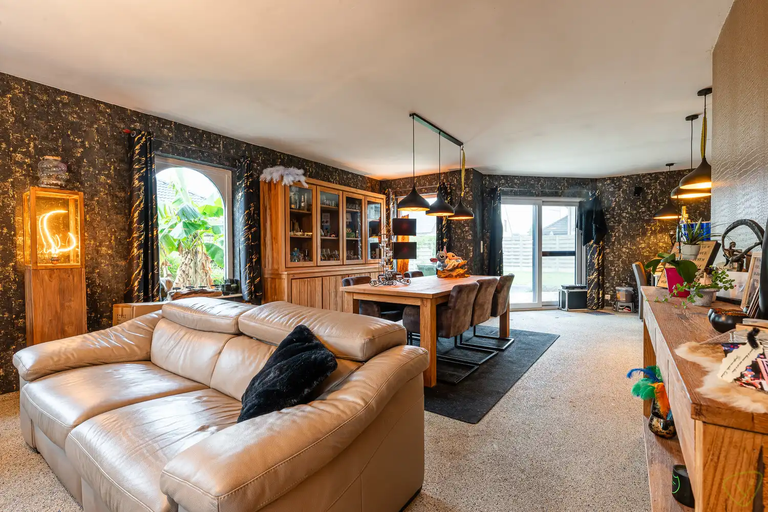 Ruime en moderne woning te koop in een rustige woonwijk net buiten het centrum met 3 slaapkamers, bureau en tuin - perfect voor comfortabel en gezinsvriendelijk wonen! foto 2