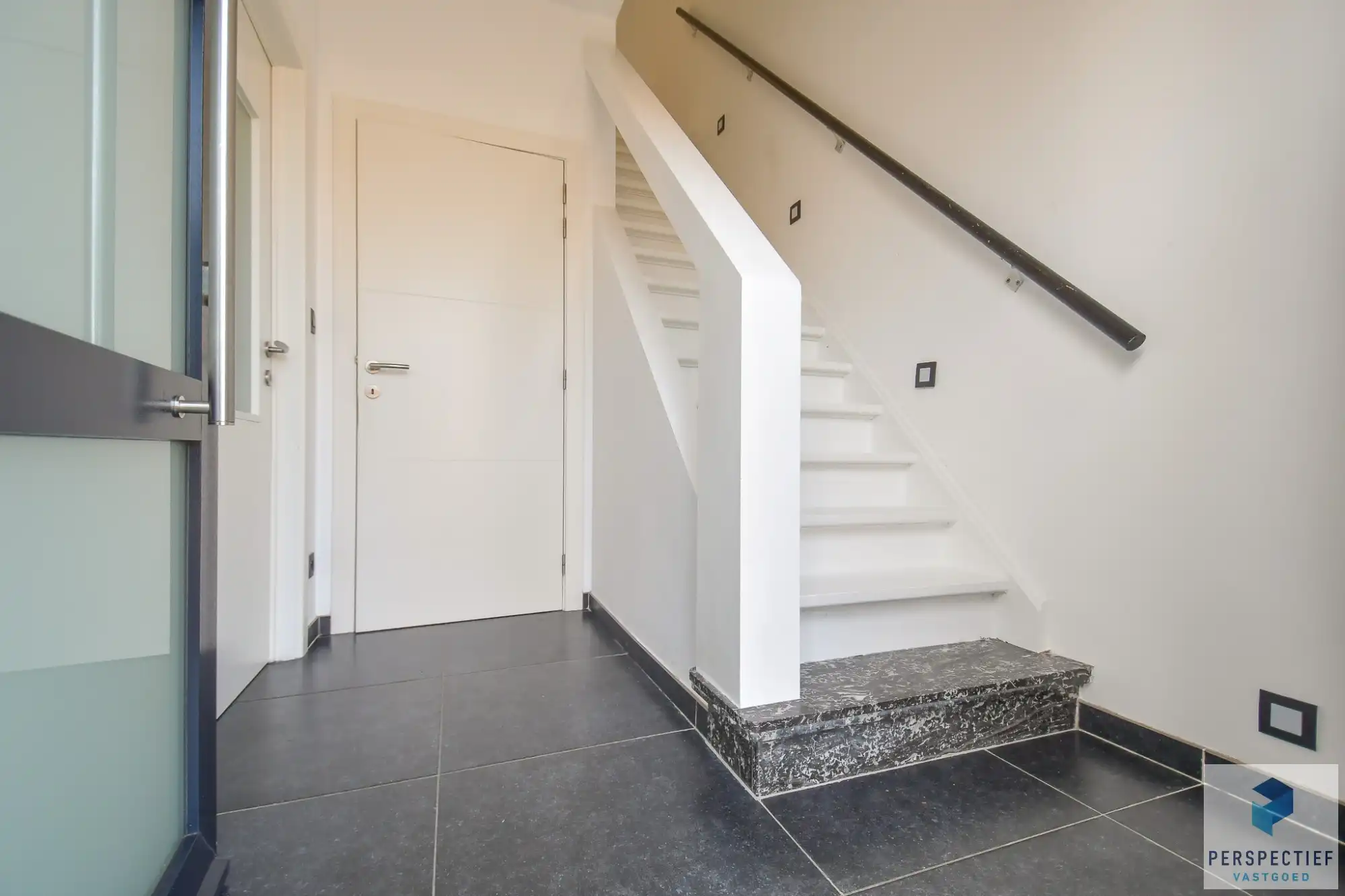 Ruime gerenoveerde woning met 4 slpk, grote tuin en garage foto 16