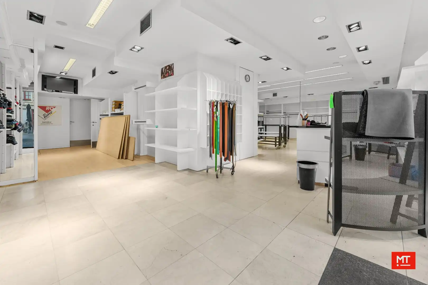 Bijzonder ruim gebouw met tal van mogelijkheden en uitweg, te koop in de dorpskern van Dadizele foto 9