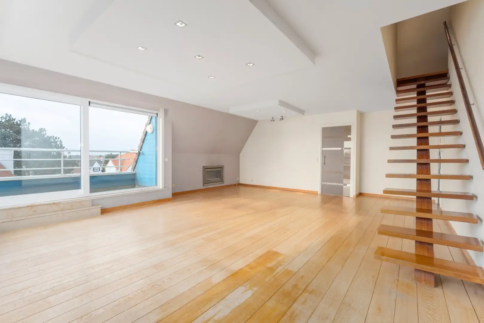 RUIM DUPLEX APPARTEMENT MET 4 SLAAPKAMERS foto {{pictureIndex}}